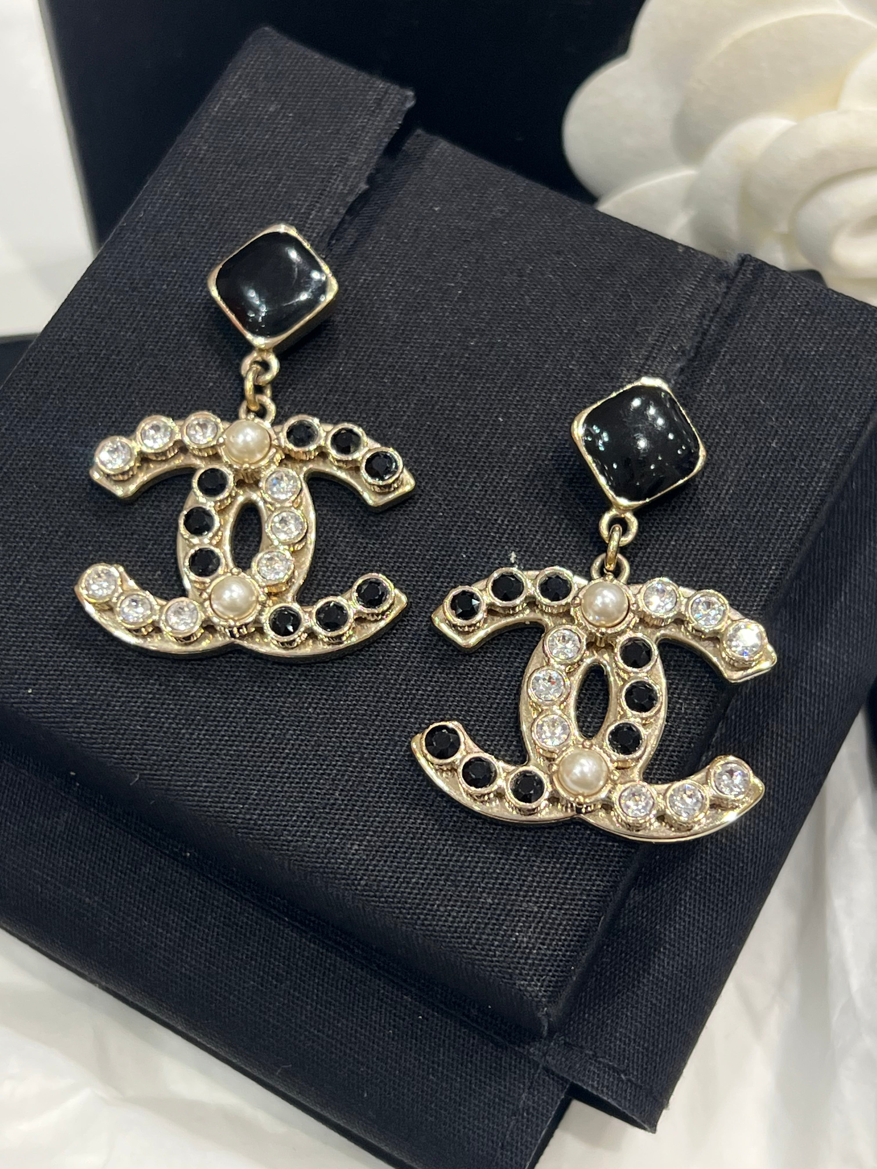 Chanel - BO pendantes strass et perles