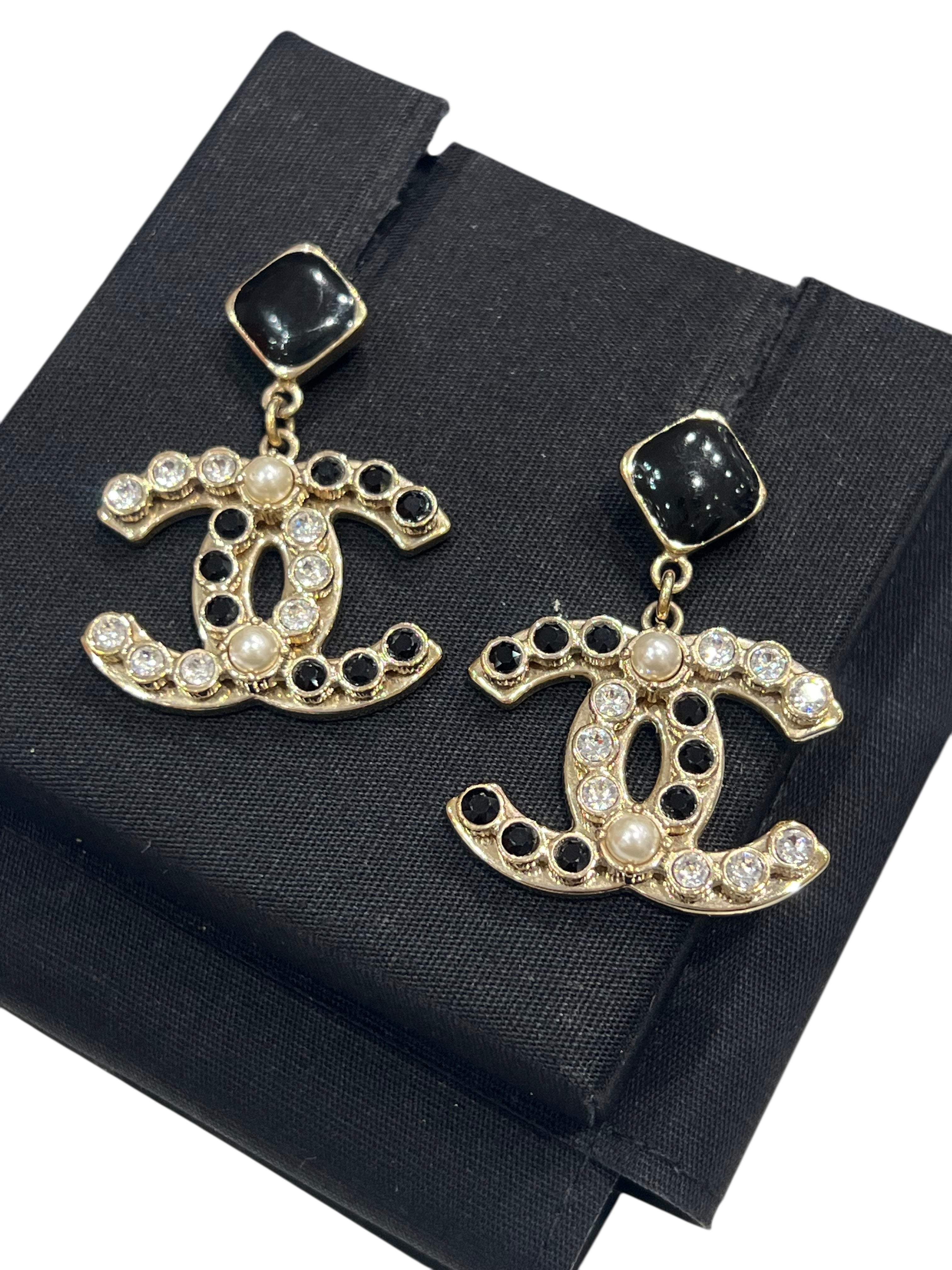 Chanel - BO pendantes strass et perles