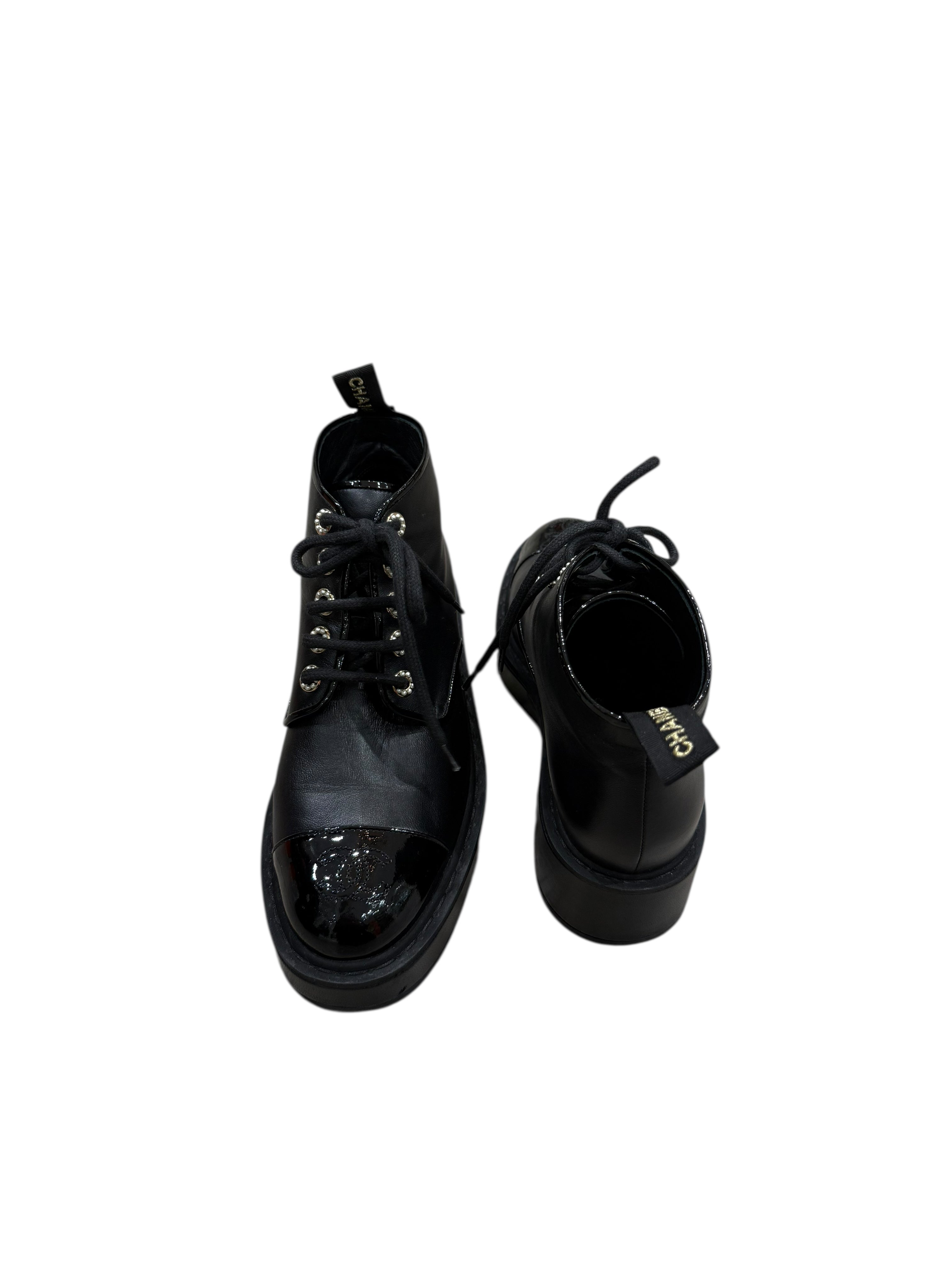 Chanel - Bottines en cuir à lacet, détail de perles sur les œillets T38,5