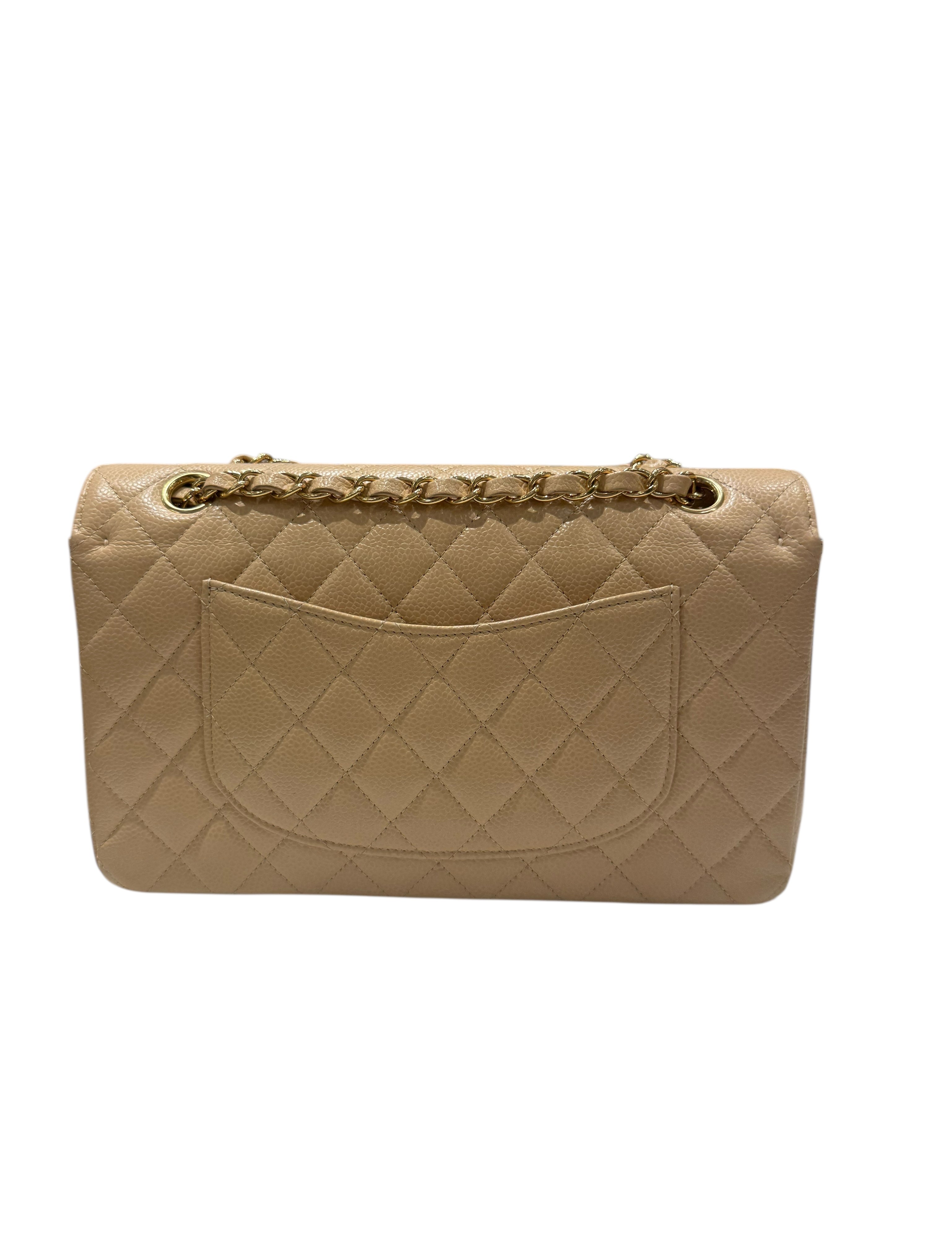 Chanel - Sac à rabat classique 11:12 Timeless 25 en cuir caviar beige et finitions dorées