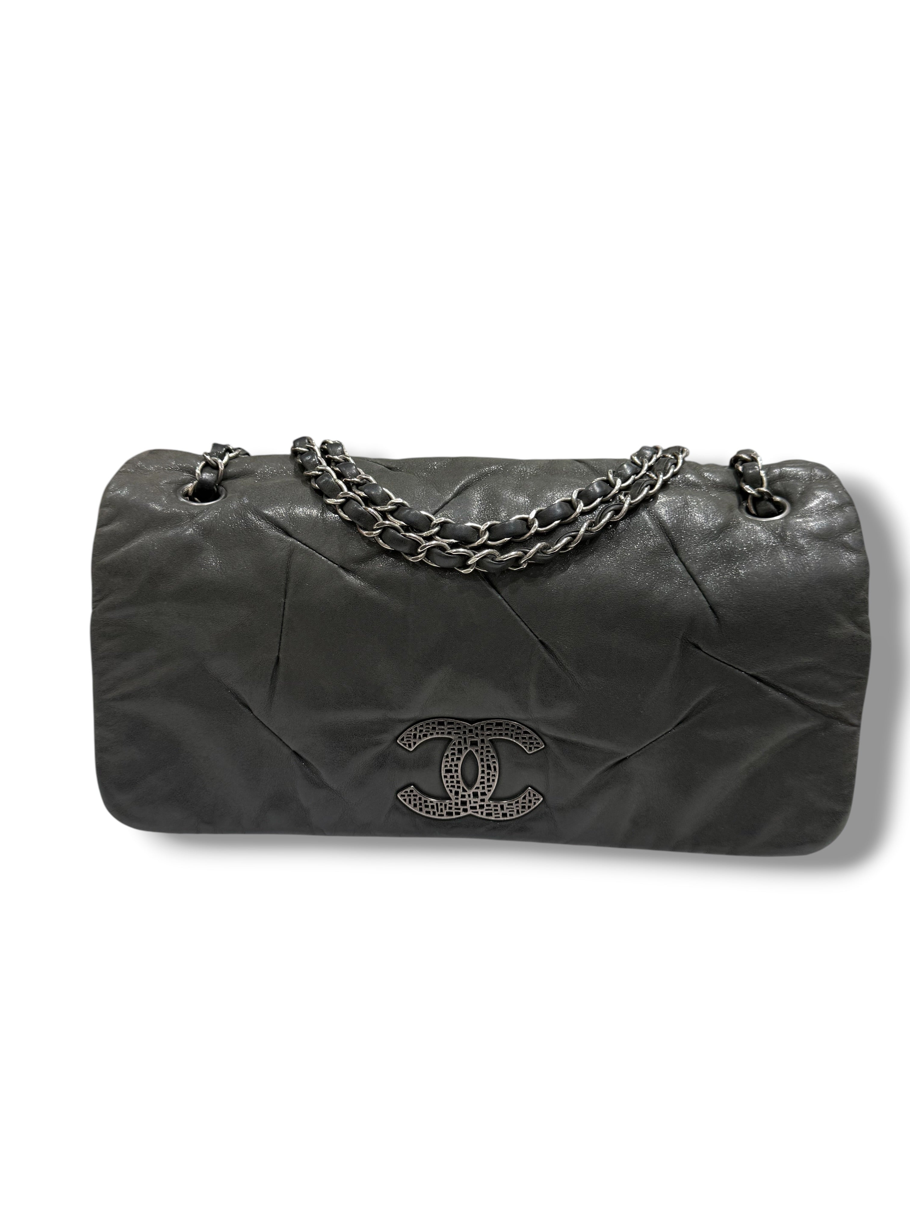 Chanel - Sac Classique allongé vert de gris irisé