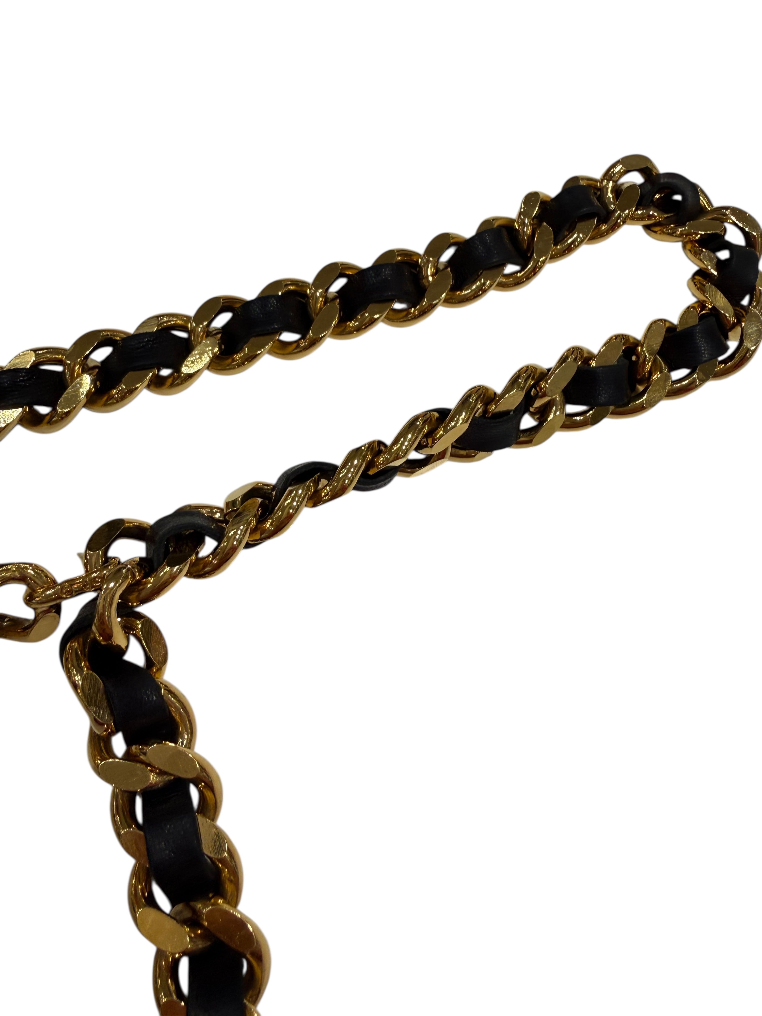 Chanel - Ceinture chaîne entrelacée et médaillon