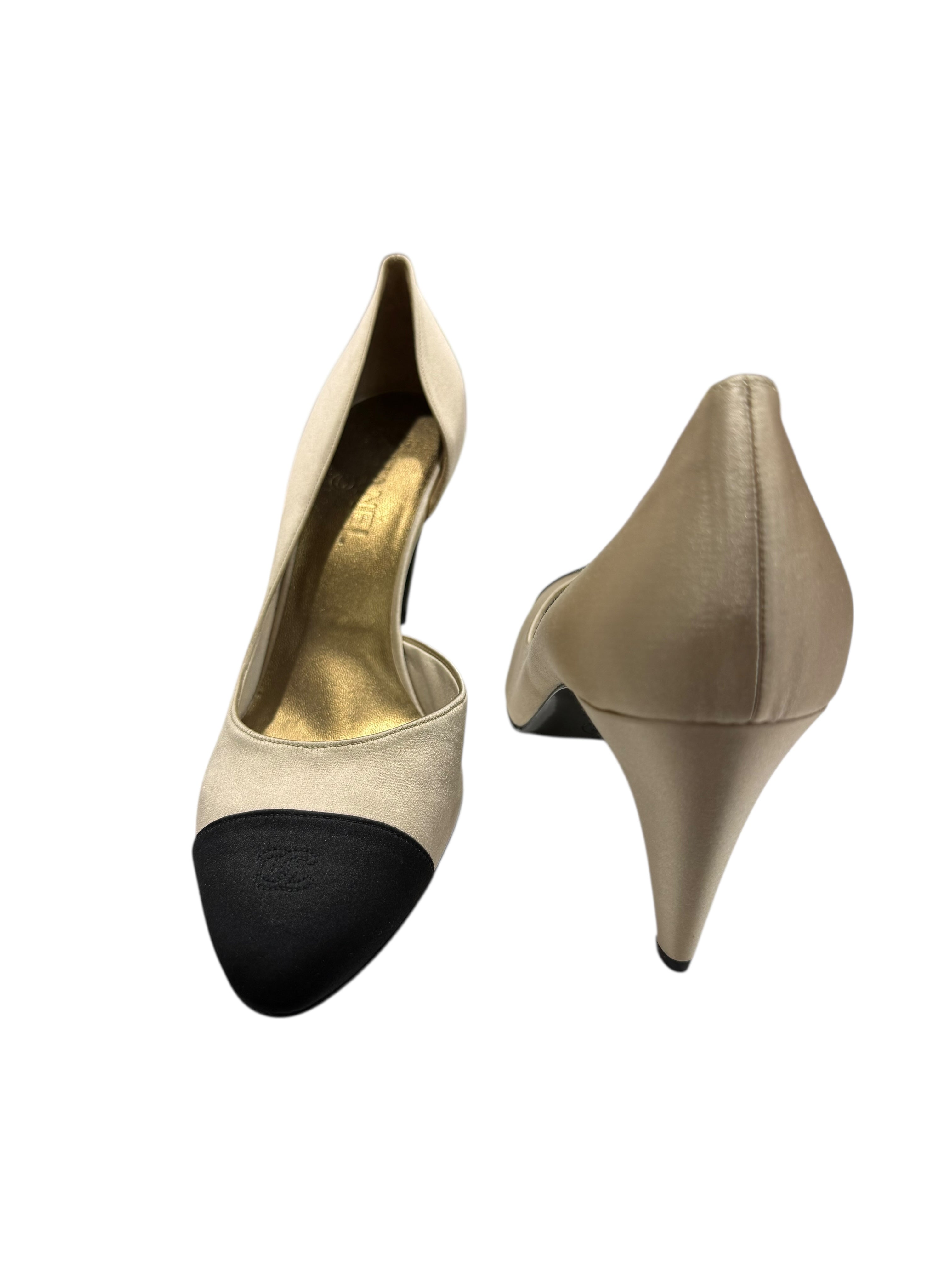 Chanel - Escarpins en satin beige et bout noir T40 1/2