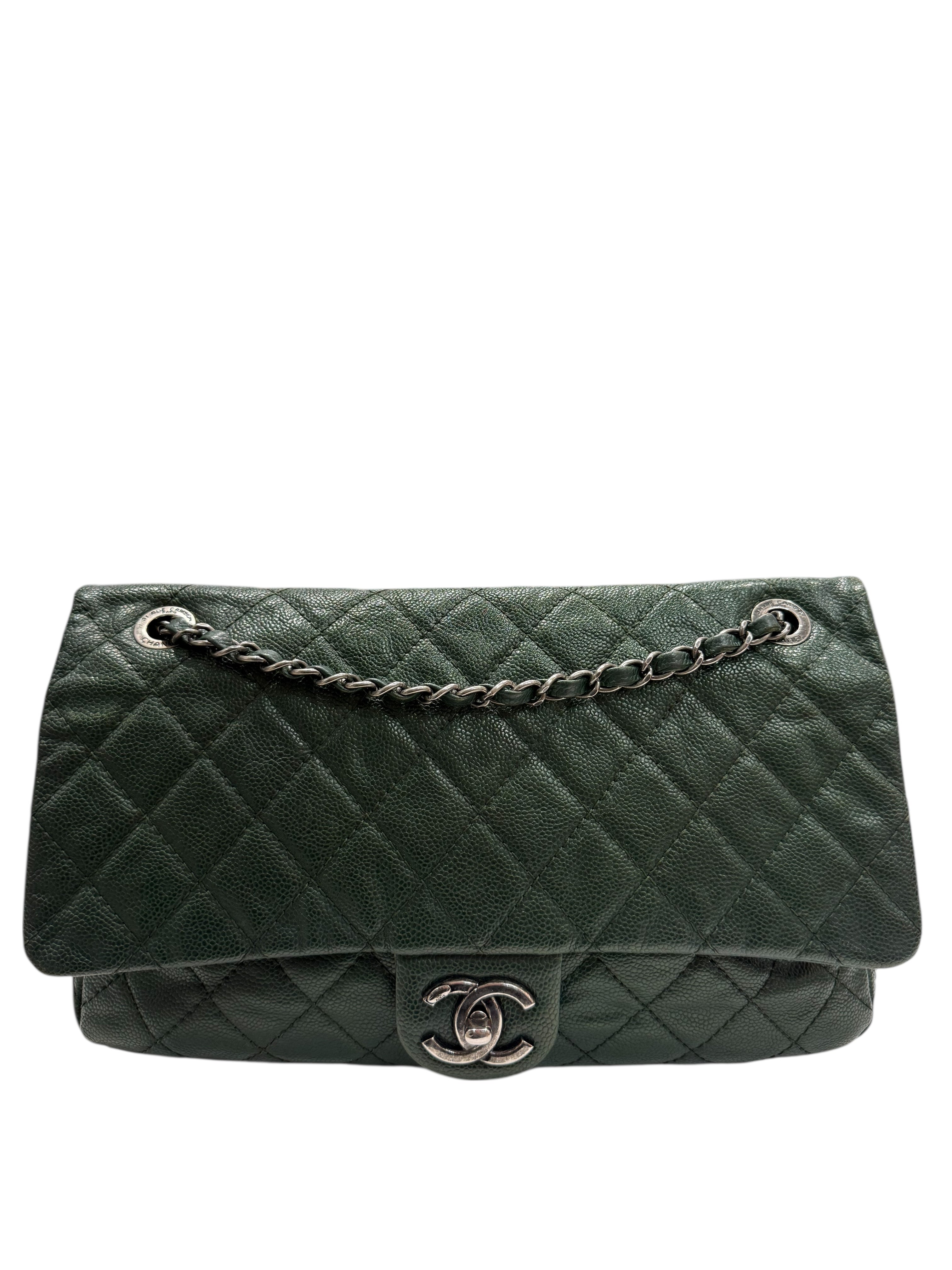 Chanel - Sac Easy Flap en cuir caviar iridescent vert foncé
