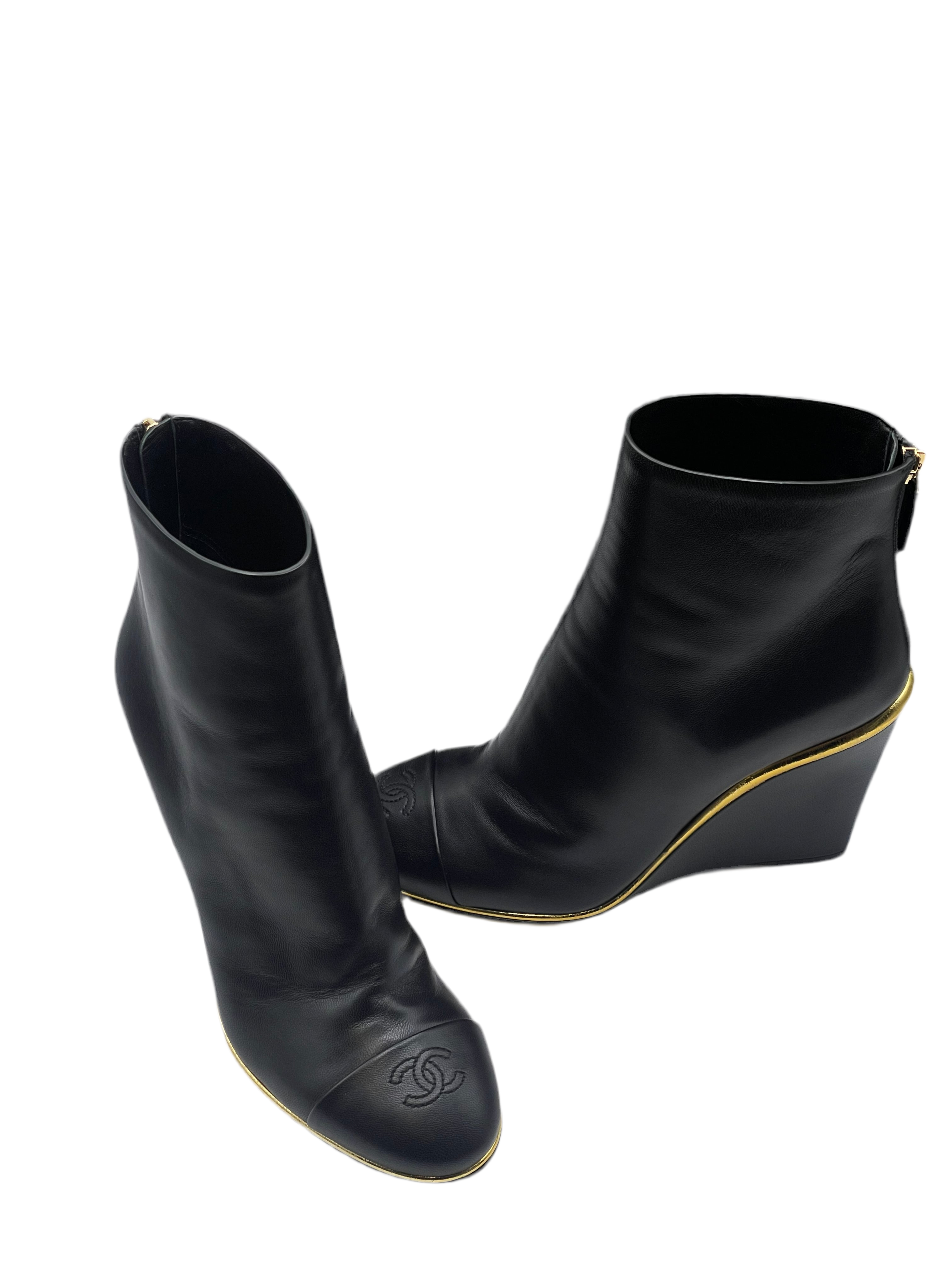 Chanel - Bottines compensées CC Noires et dorées T36