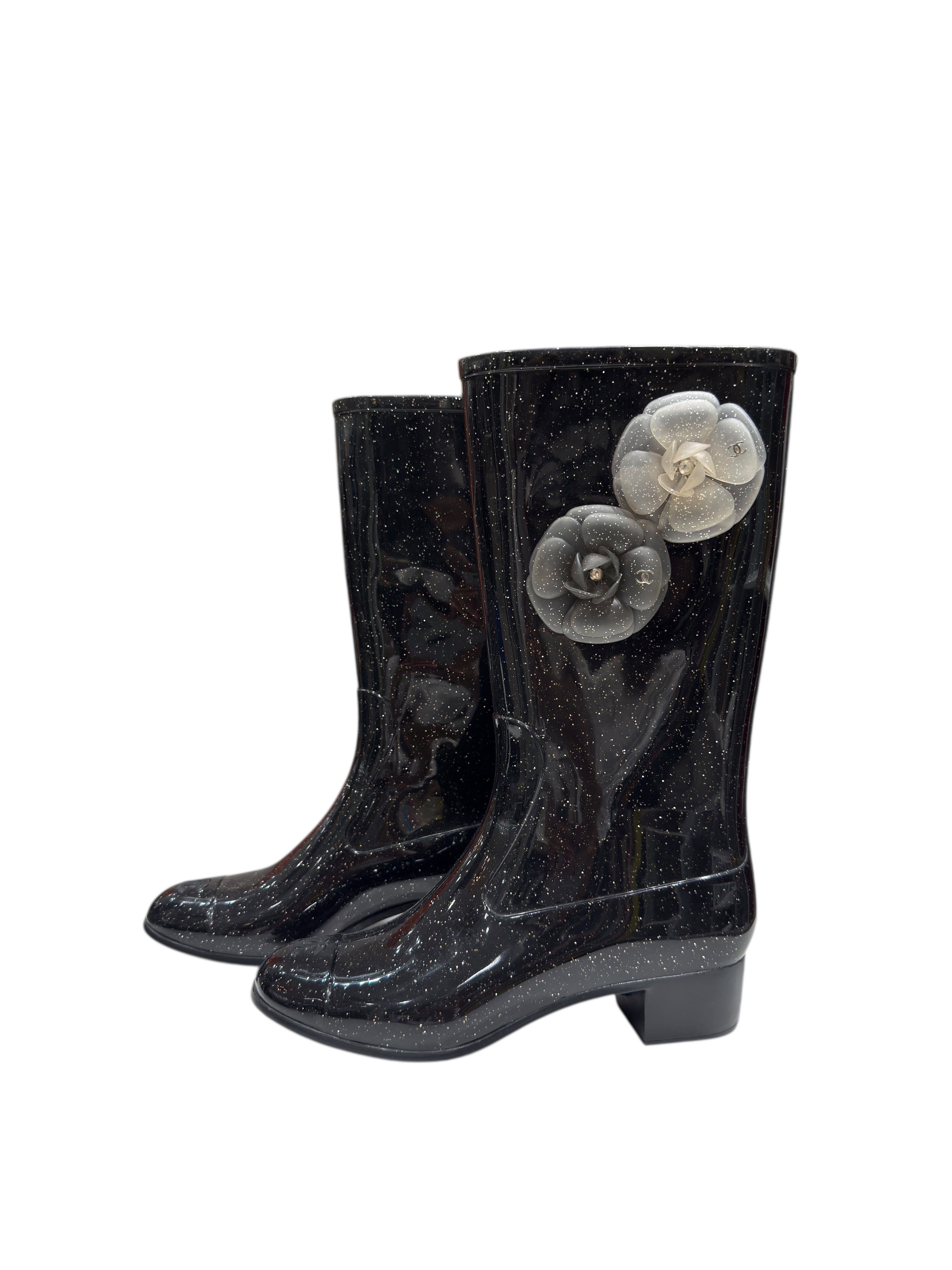 Chanel - Stivali da pioggia con glitter e camelia T38