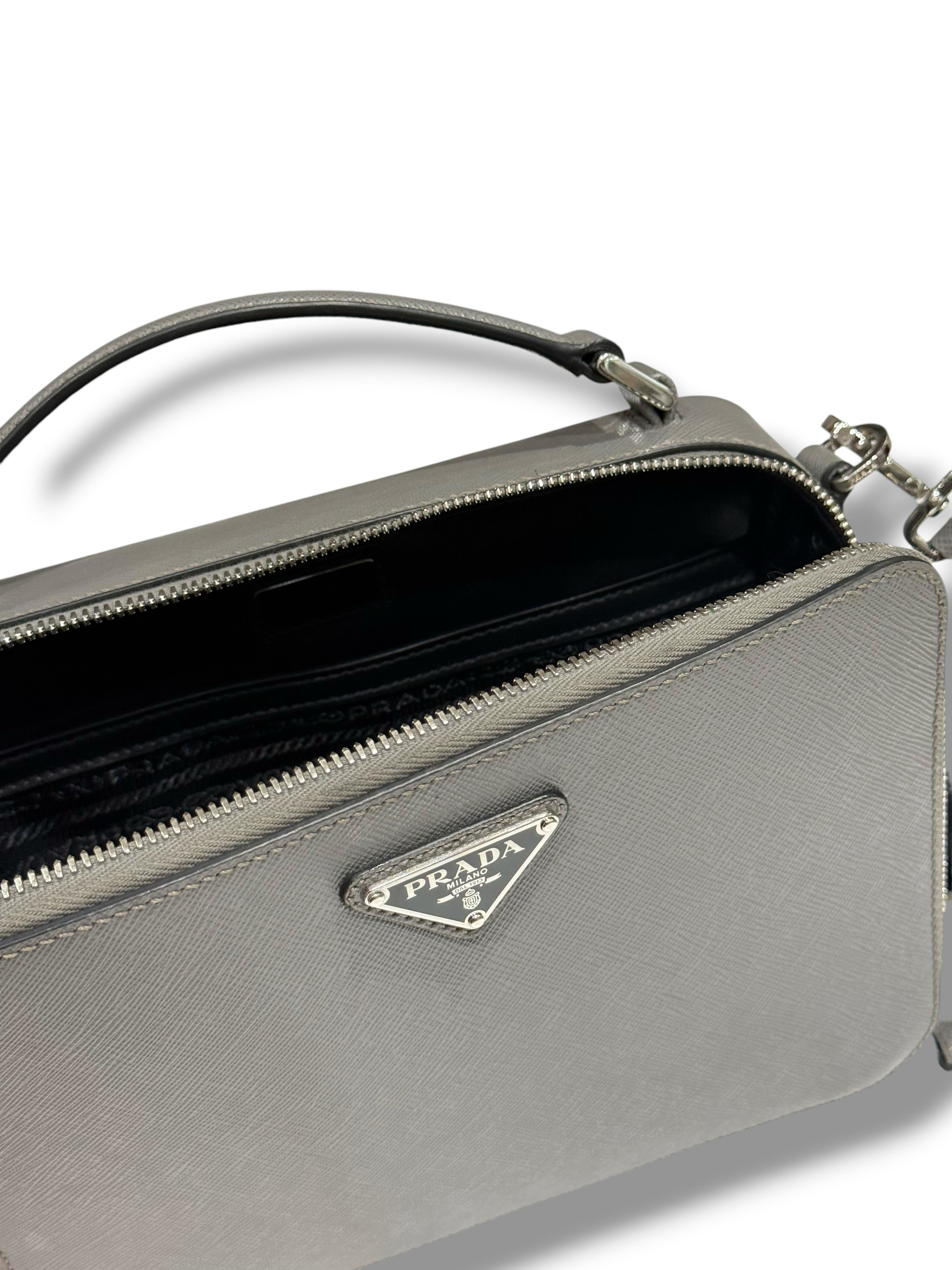 Prada – Brique-Tasche in Marmor-Grau