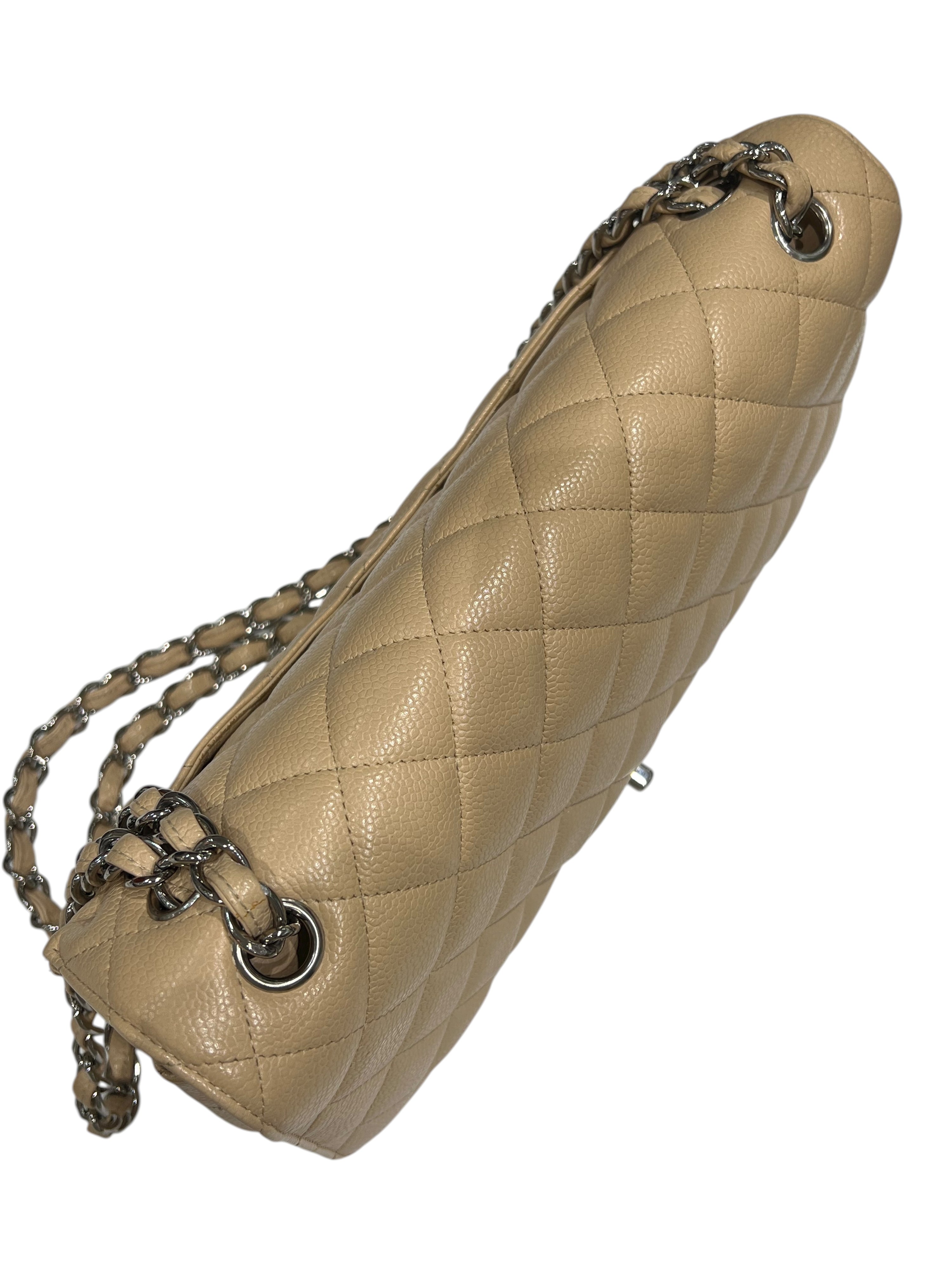 Chanel - Borsa jumbo in pelle martellata beige