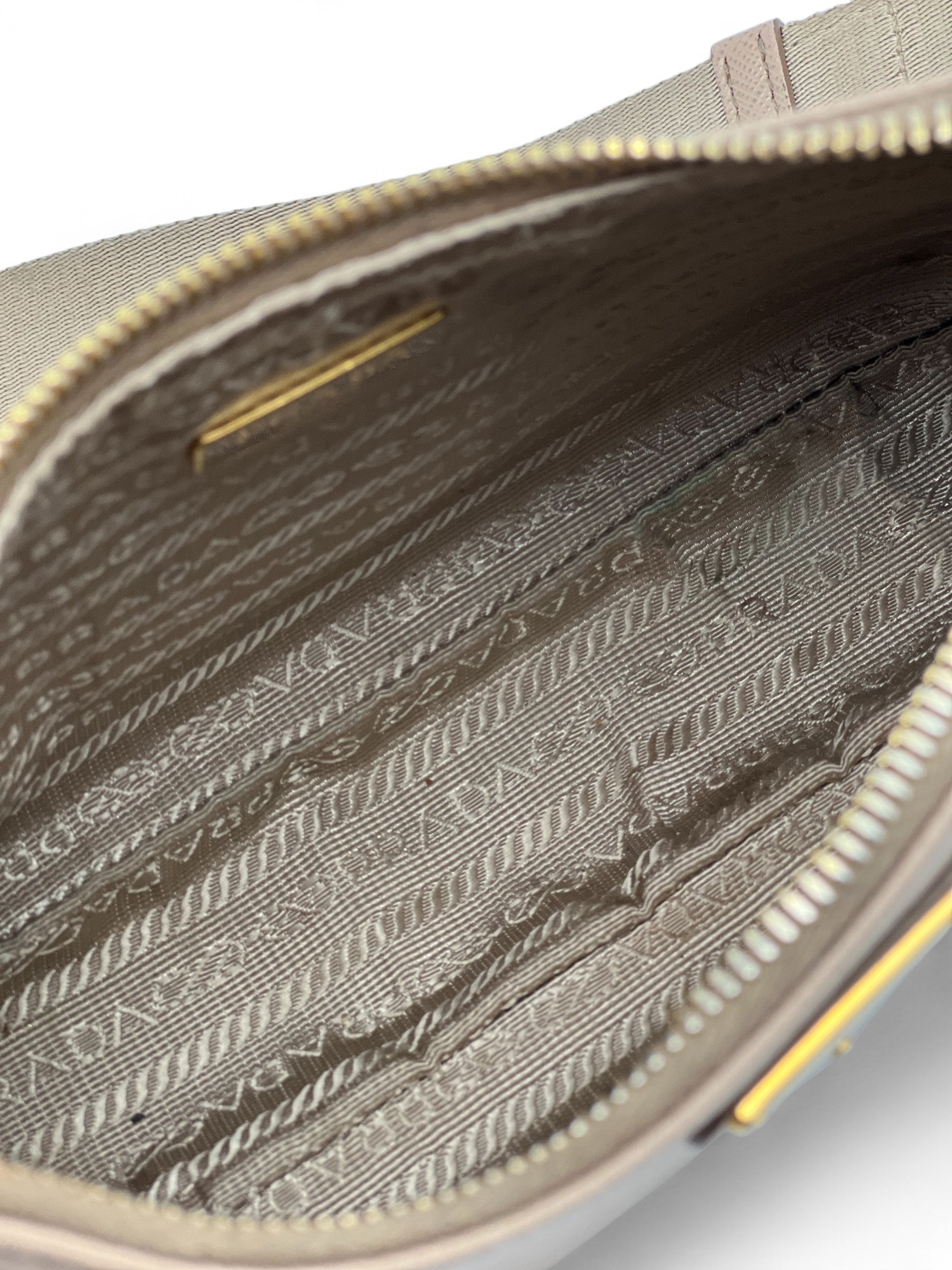 Prada - Sac Prada Ré-edition 2005 en cuir Saffiano