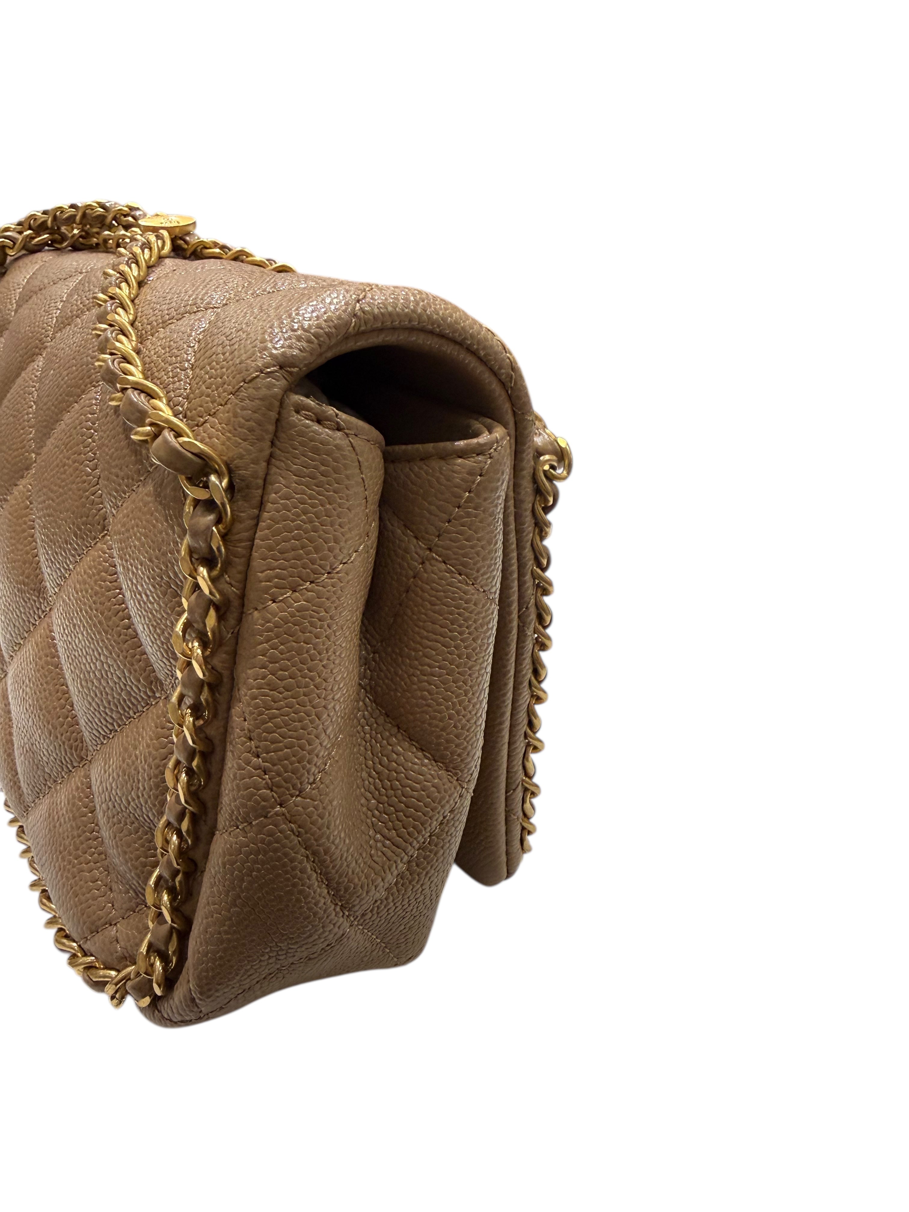 Chanel – Sac Classic Flap Medium en cuir caviar beige foncé