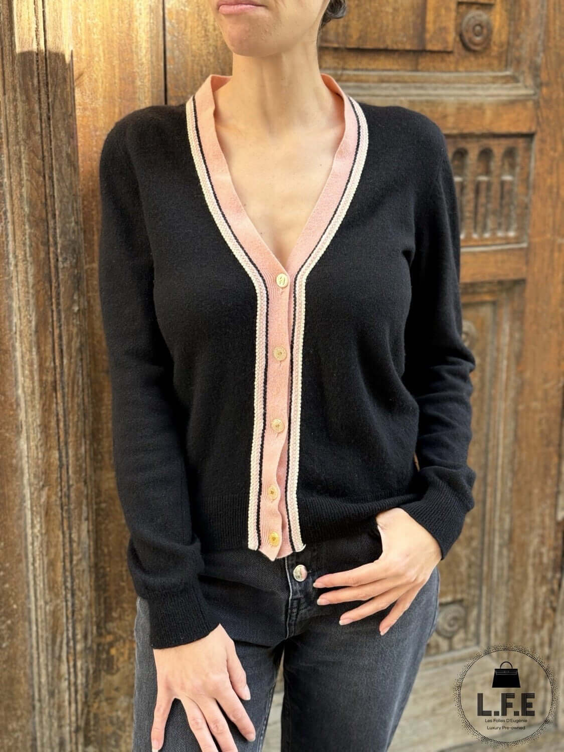 Chanel - Pull, Cardigan noir avec ligne rose T40
