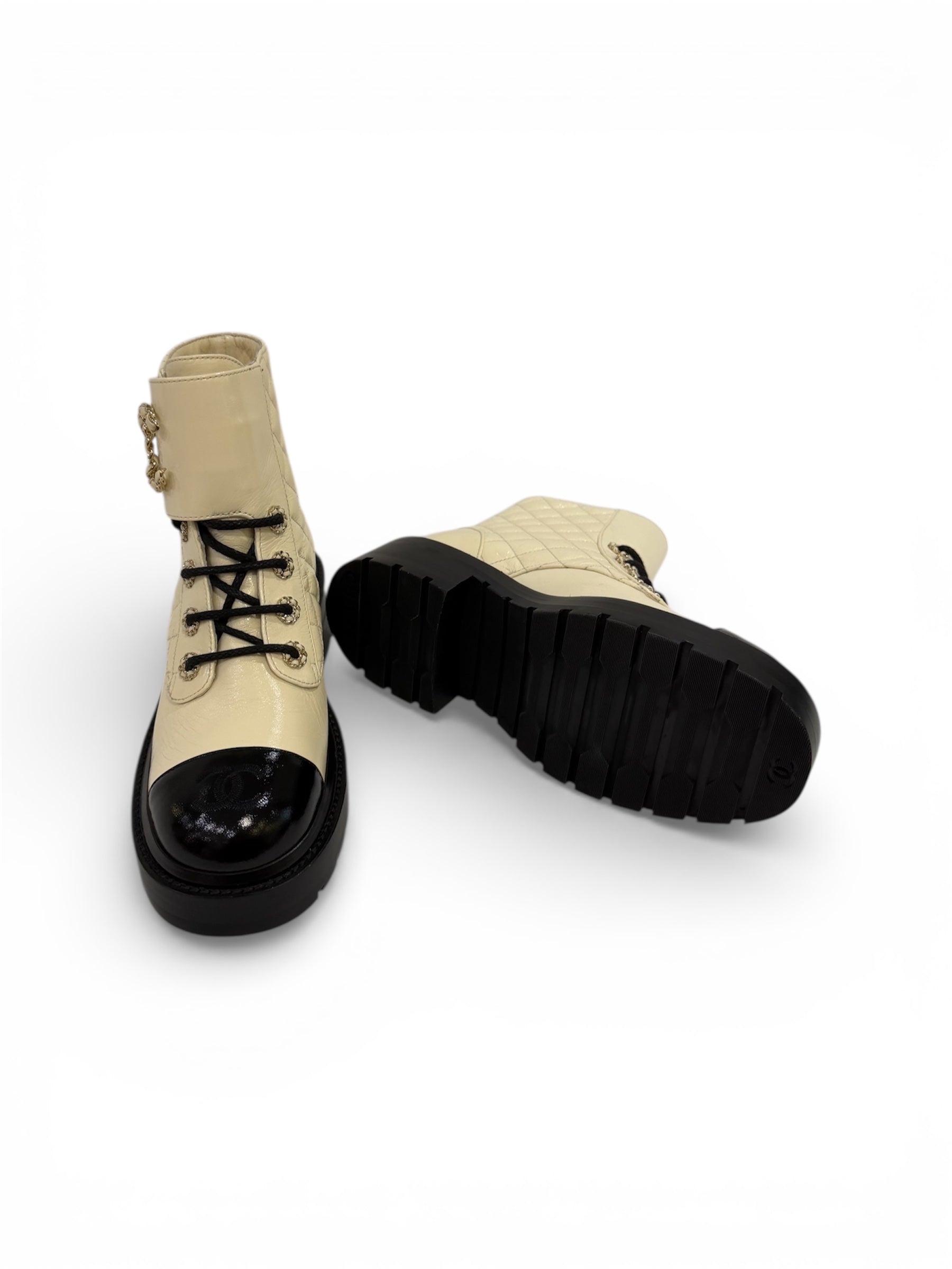 Chanel - Bottines matelassées et CC entrelacés cuir t.36