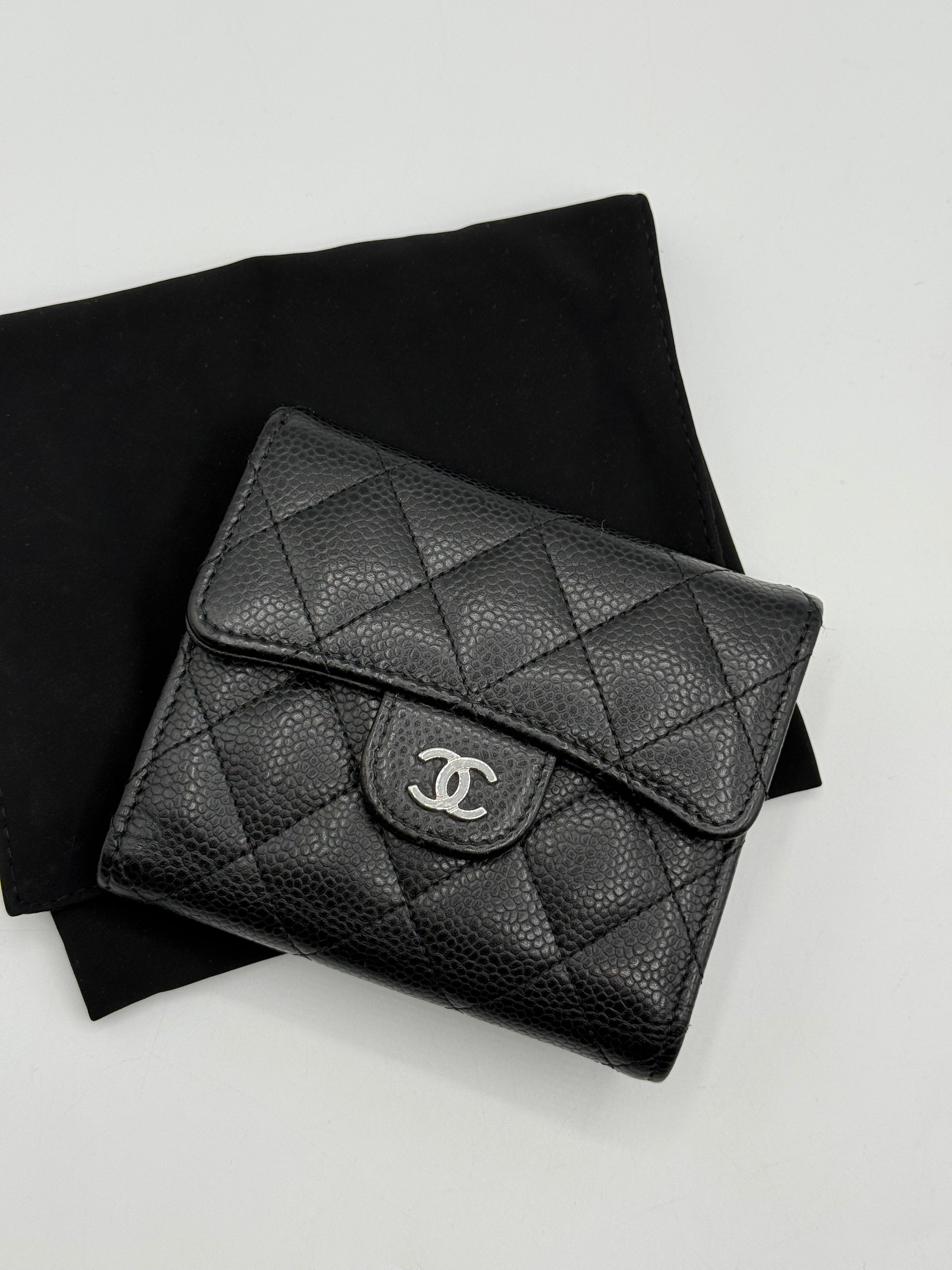 Chanel - Portefeuille à rabat PM caviar noir