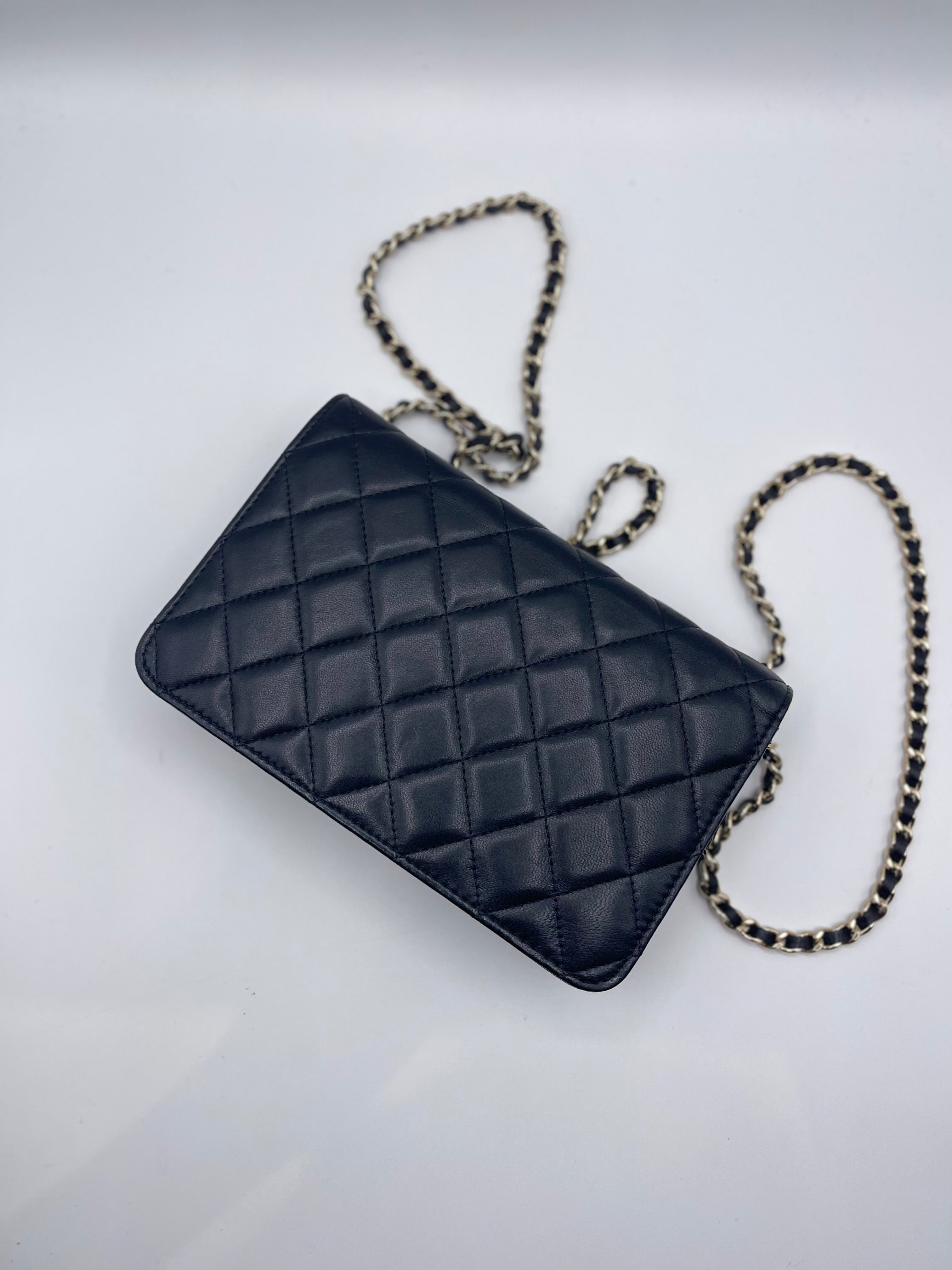 Chanel - Portafoglio con catena nero e camelia in edizione limitata