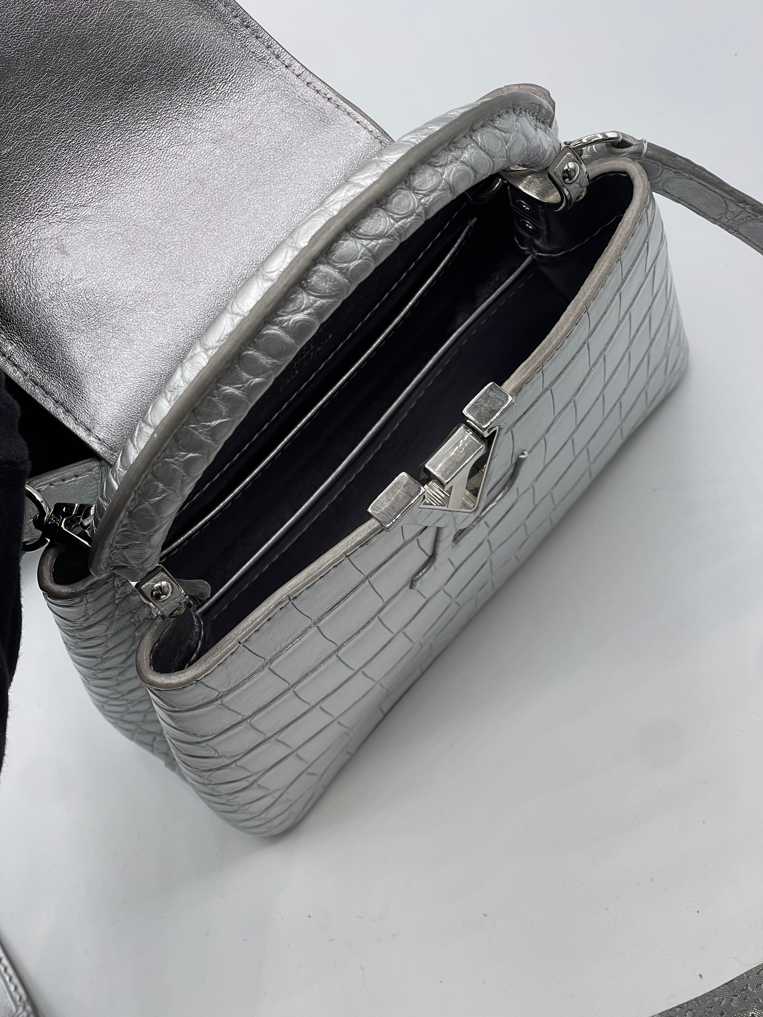 Louis Vuitton - Sac Capucines alligator Silver