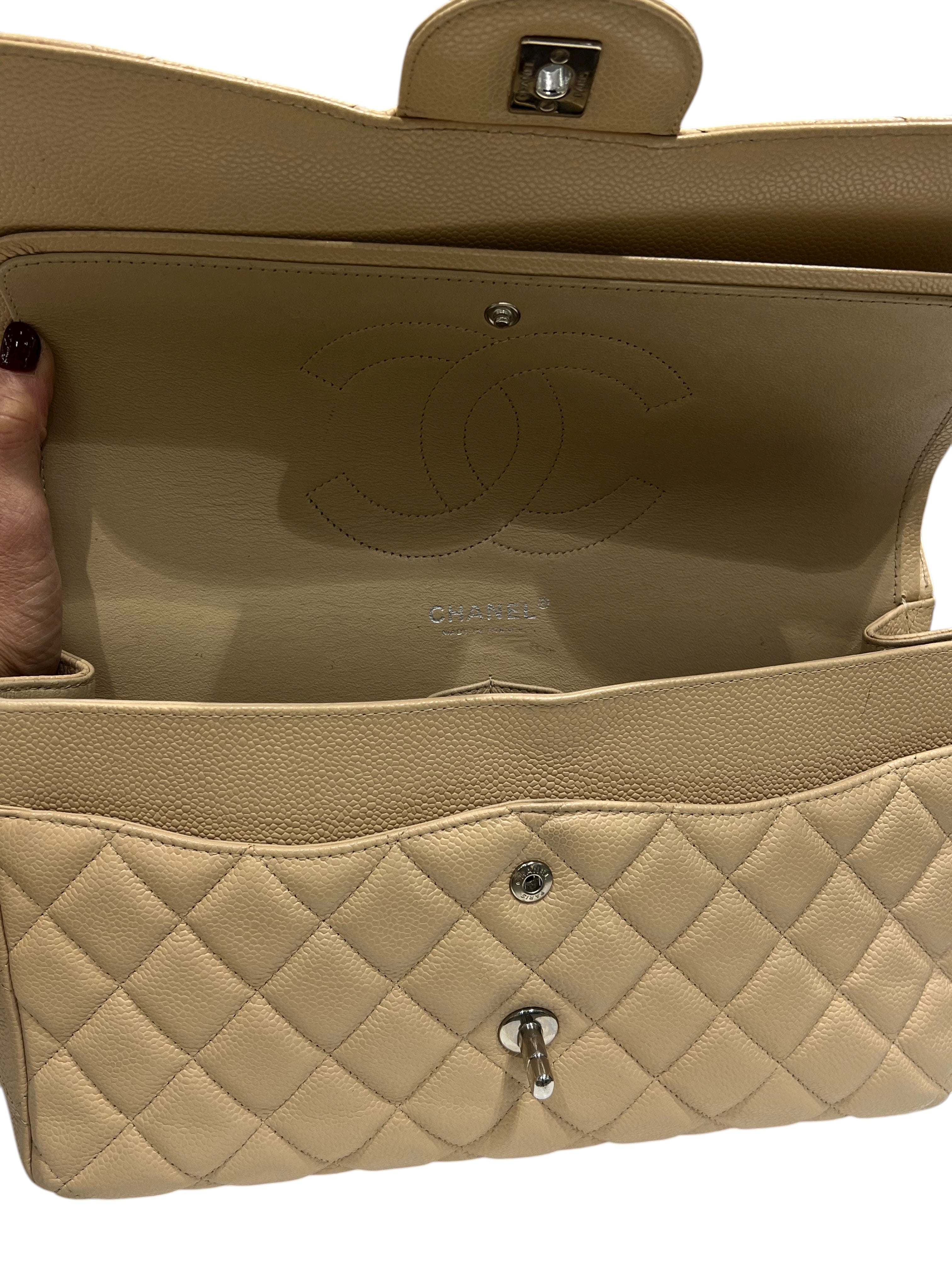 Chanel - sac jumbo cuir caviar beige