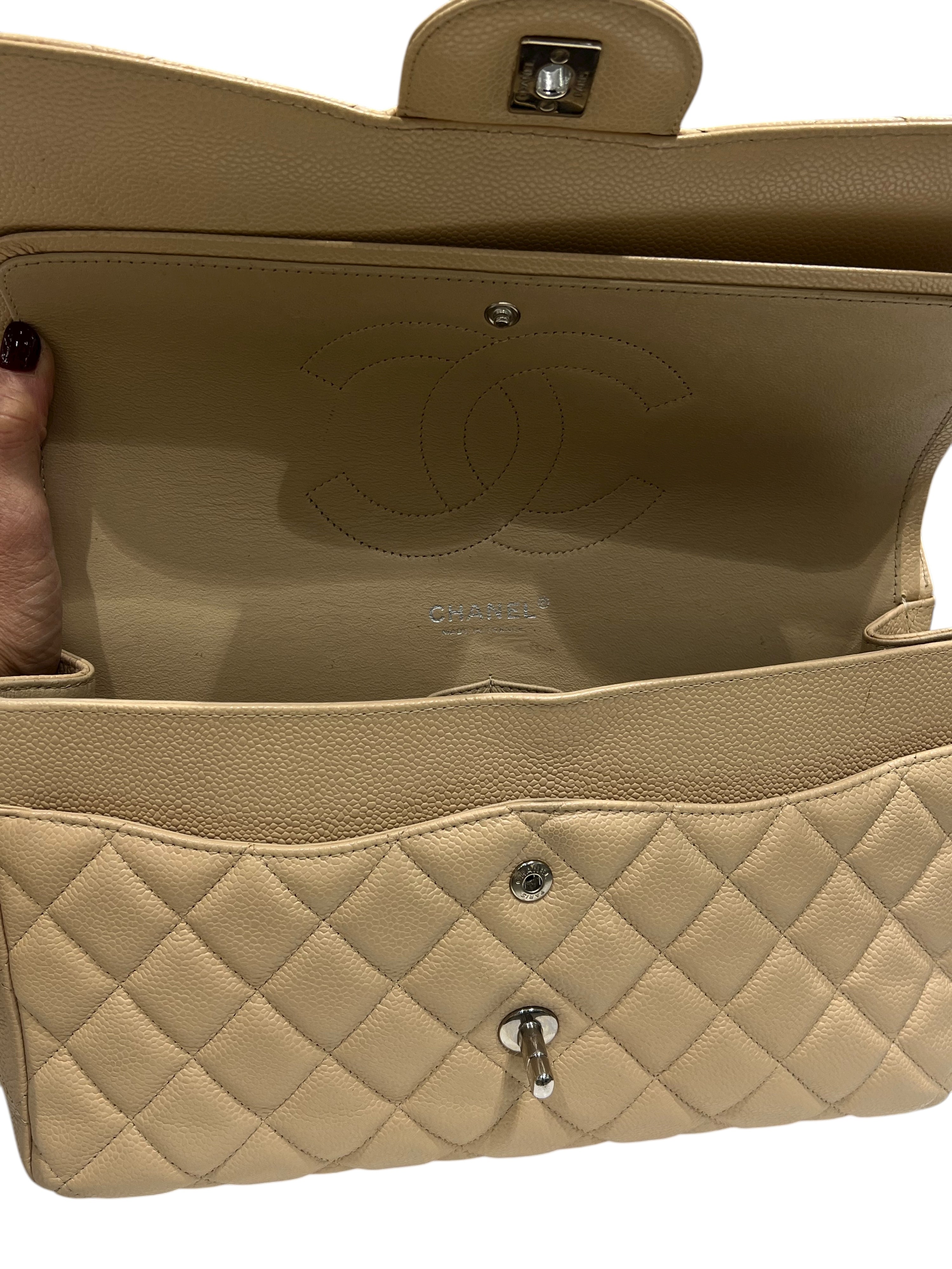 Chanel - Borsa jumbo in pelle martellata beige