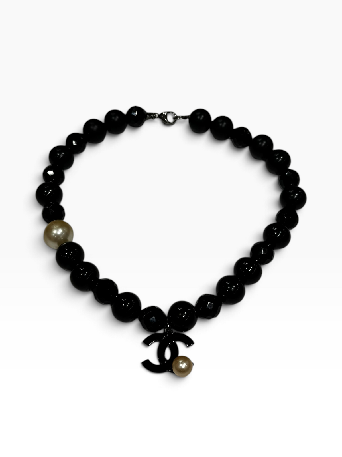Chanel - Collier CC en perles noires et perles nacrées