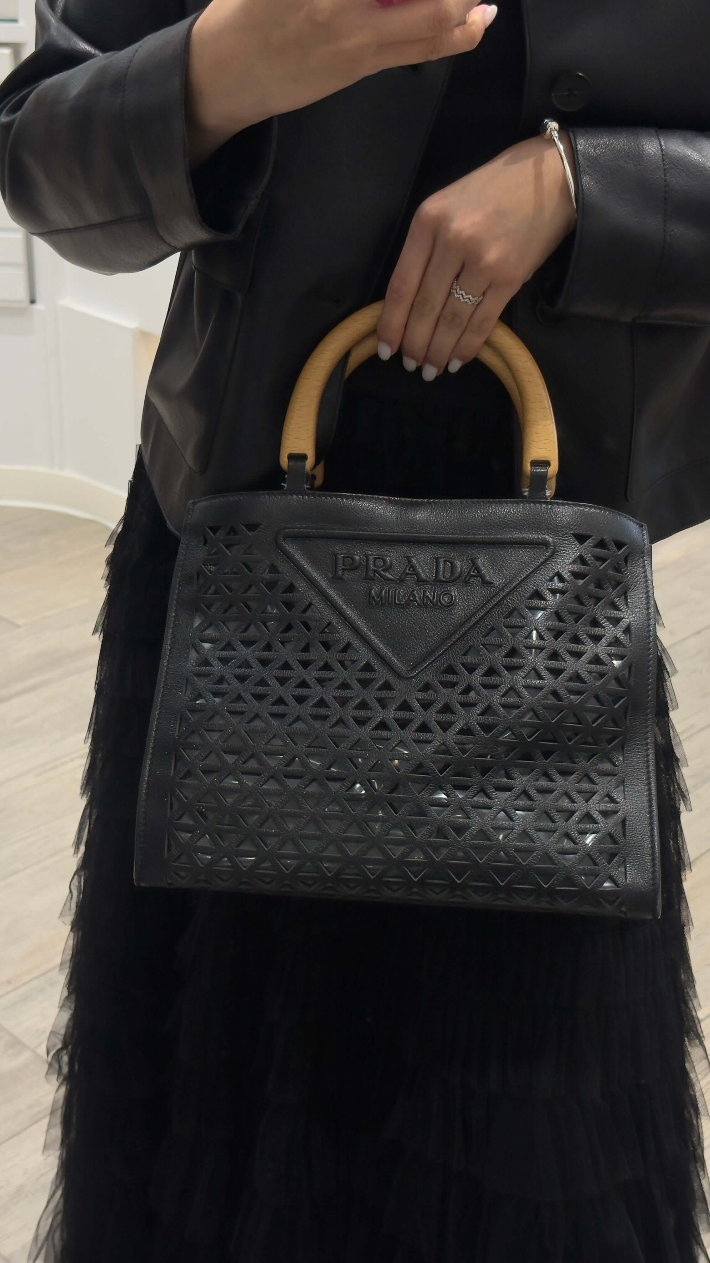 Prada - Sac panier en cuir noir