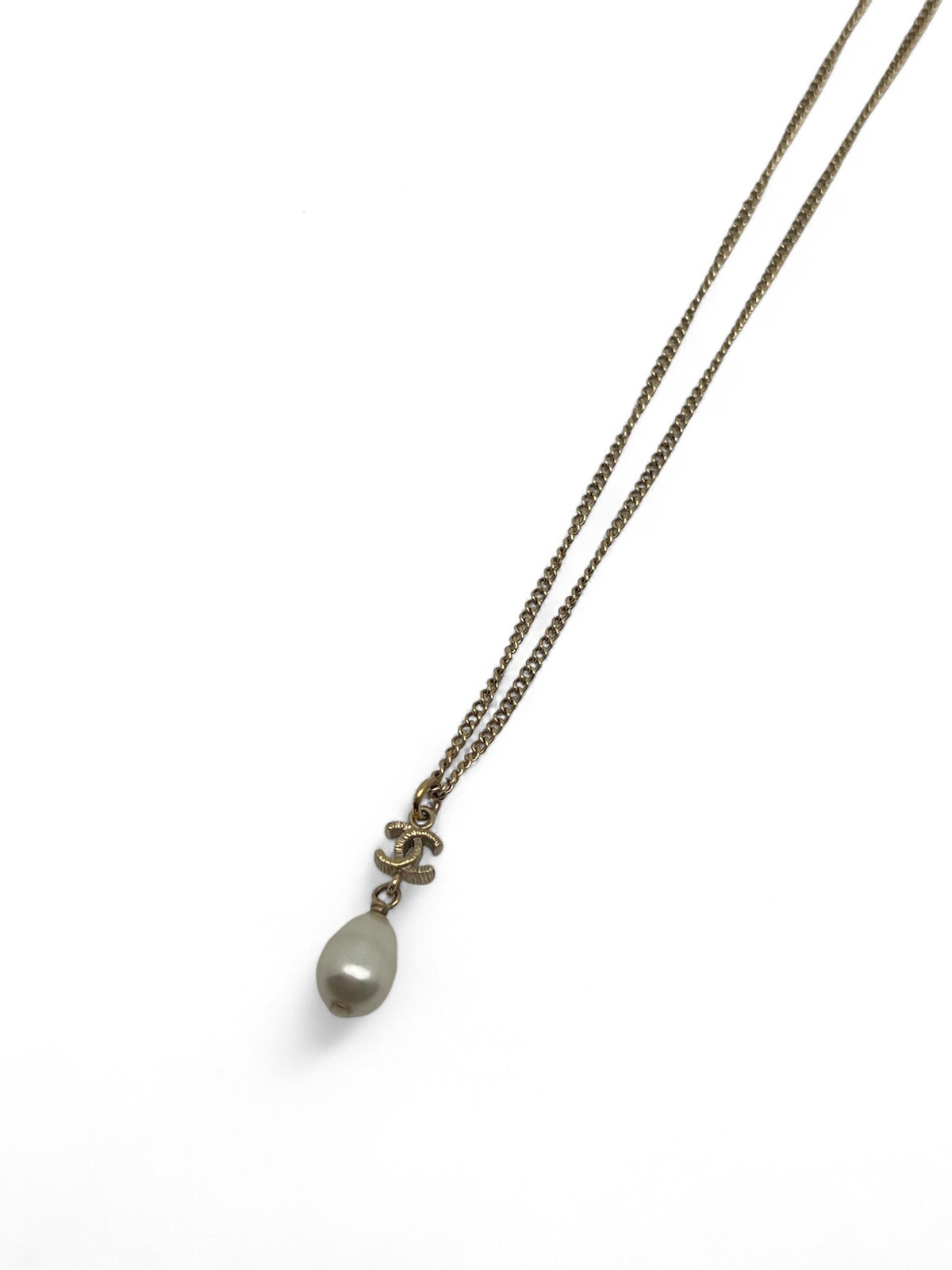 Chanel - Pendente CC con perla