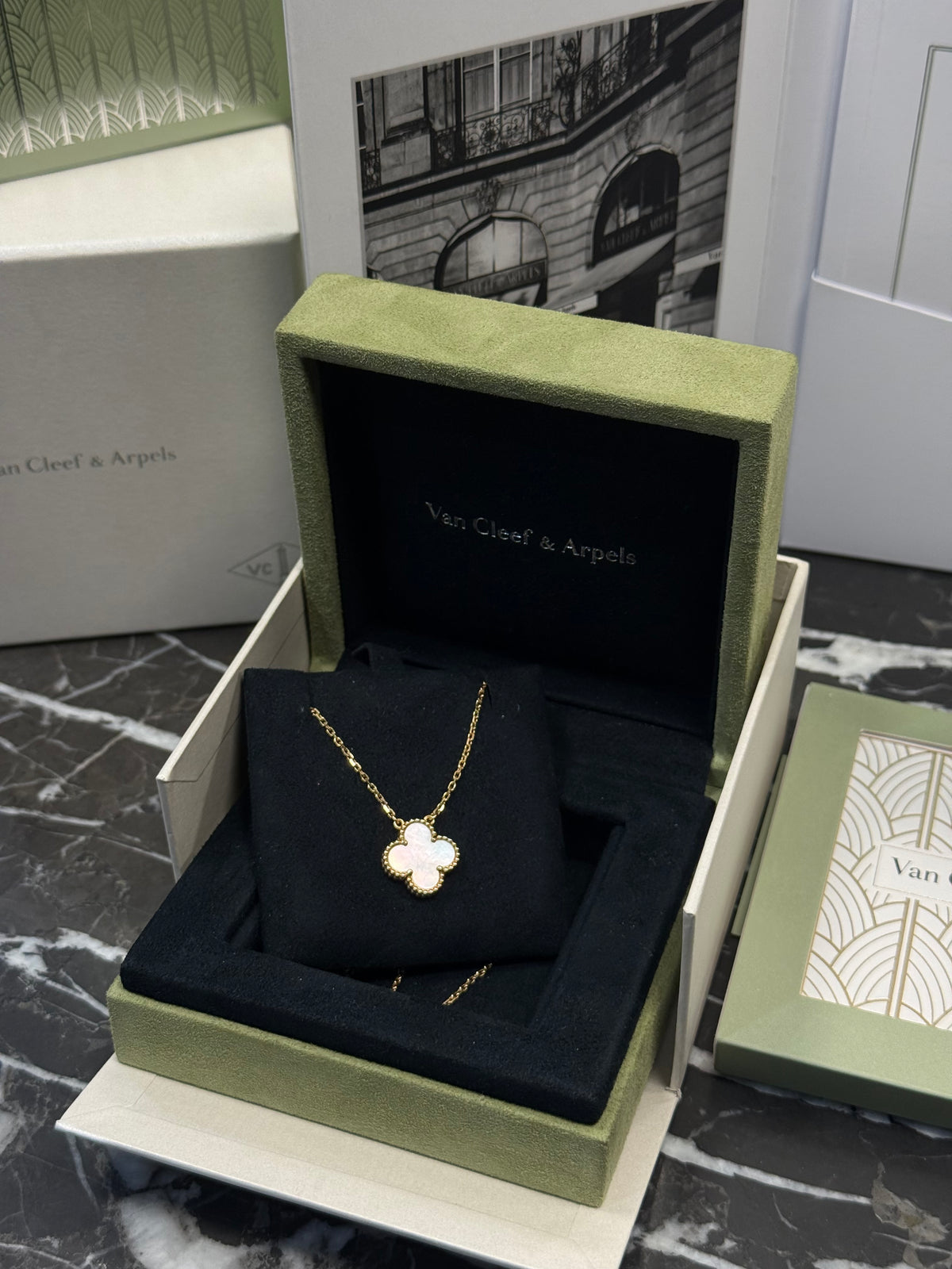 Van Cleef & Arpels – Vintage-Alhambra-Halskette aus Perlmutt und Gelbgold
