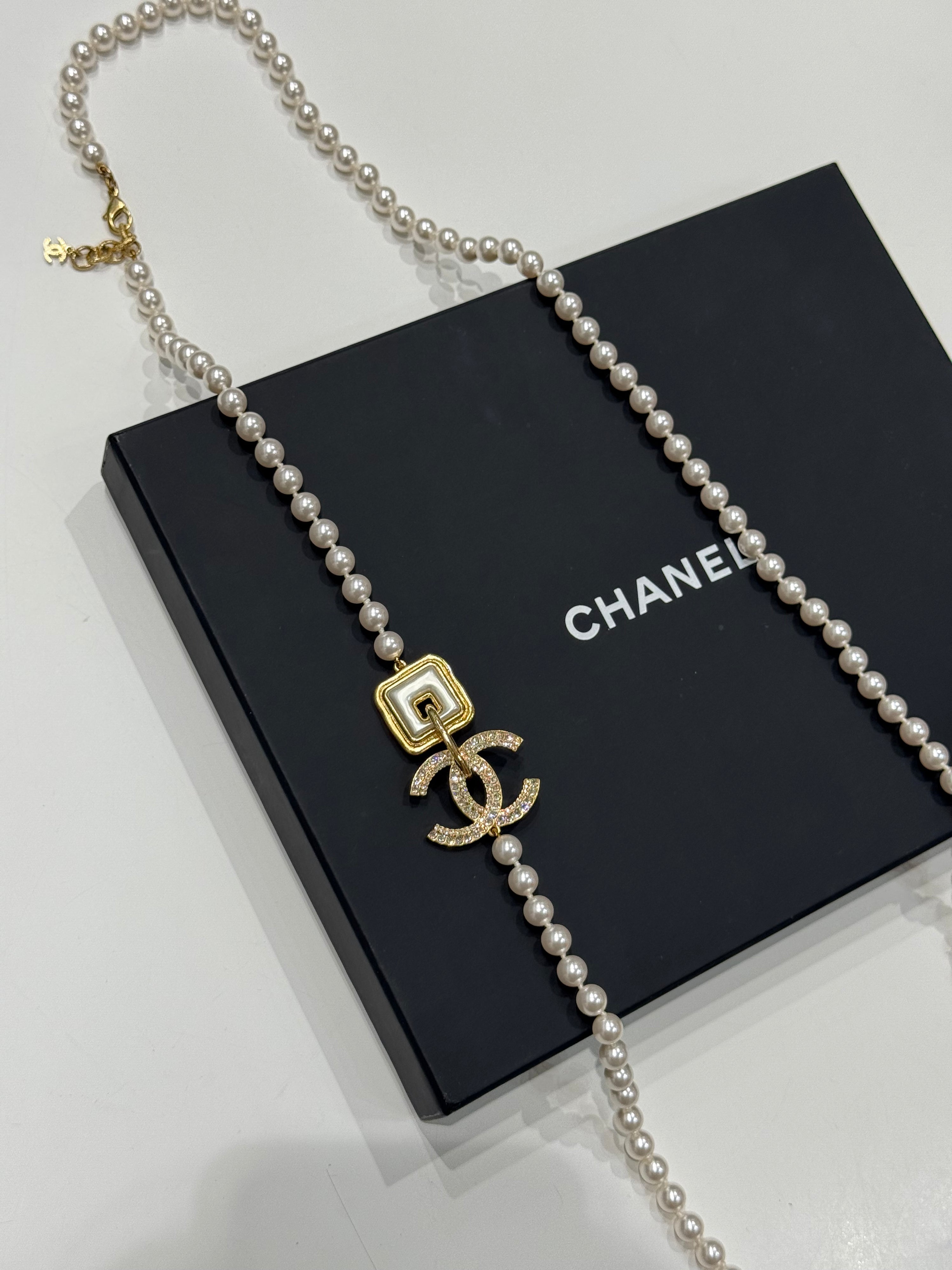 Chanel - Perlenhalskette CC Strass doppelte Runde