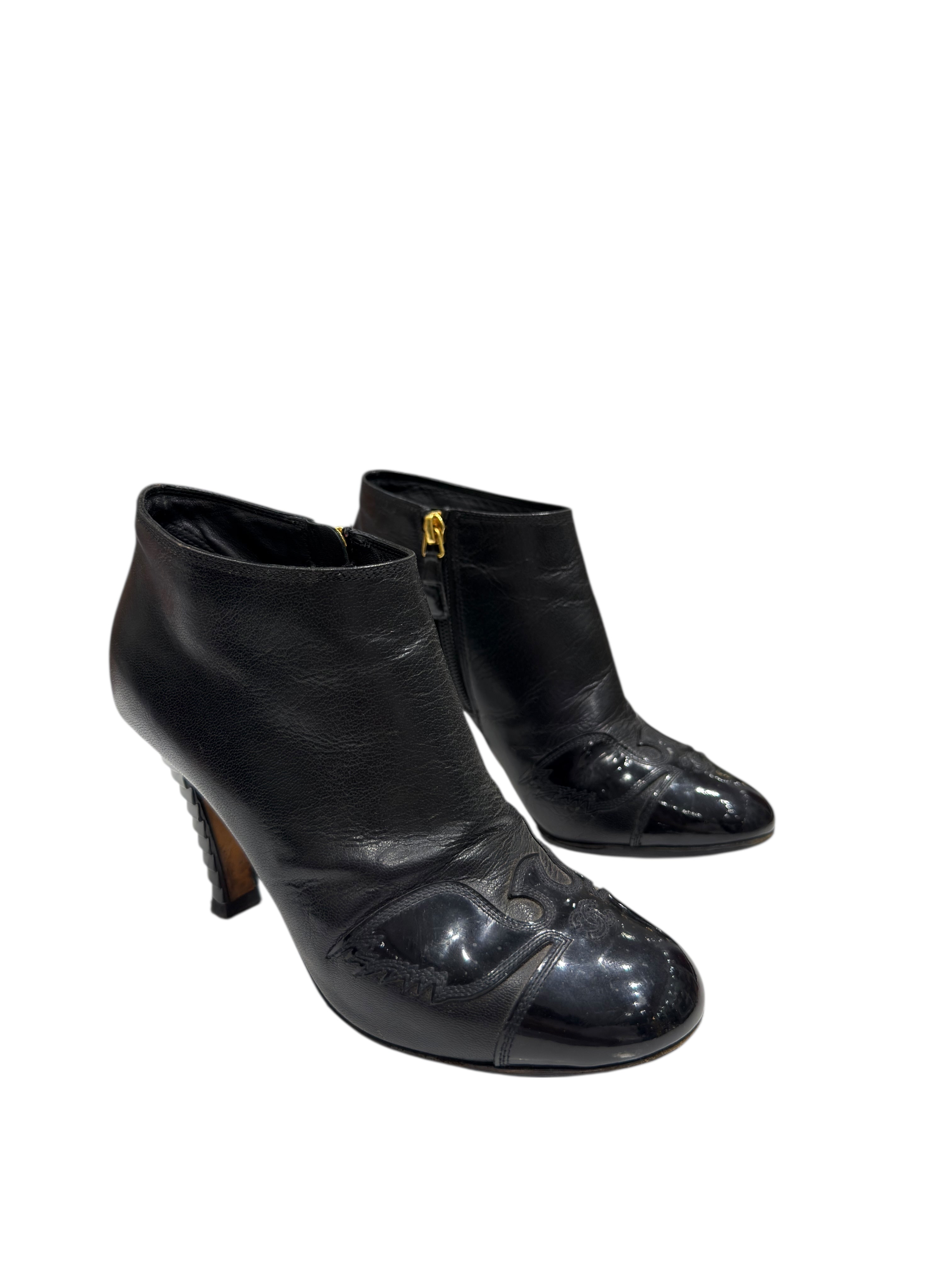 Chanel - Bottines en cuir lisse et bout vernis T36,5