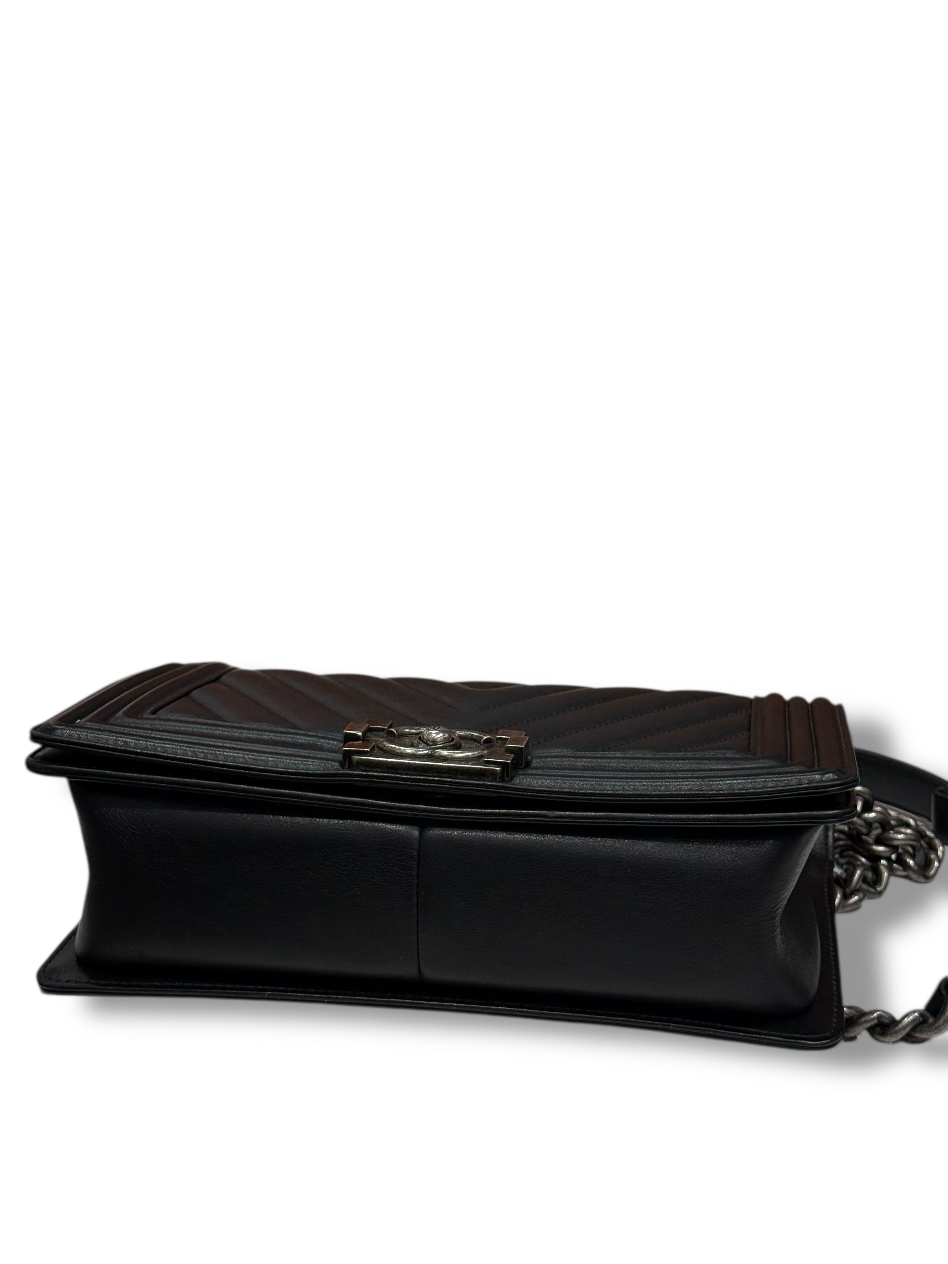 Chanel - Sac Boy classique chevron noir