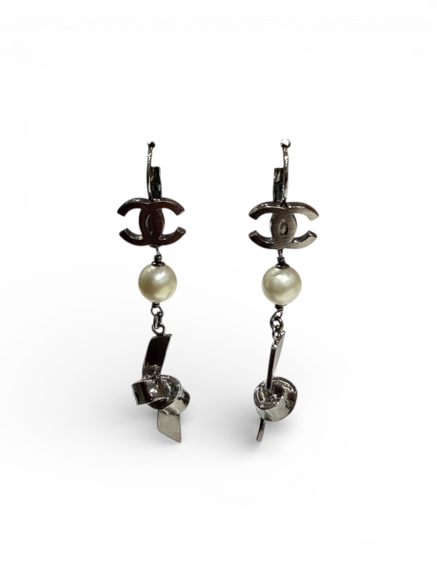 Chanel - Logo pearl and ribbon earrings