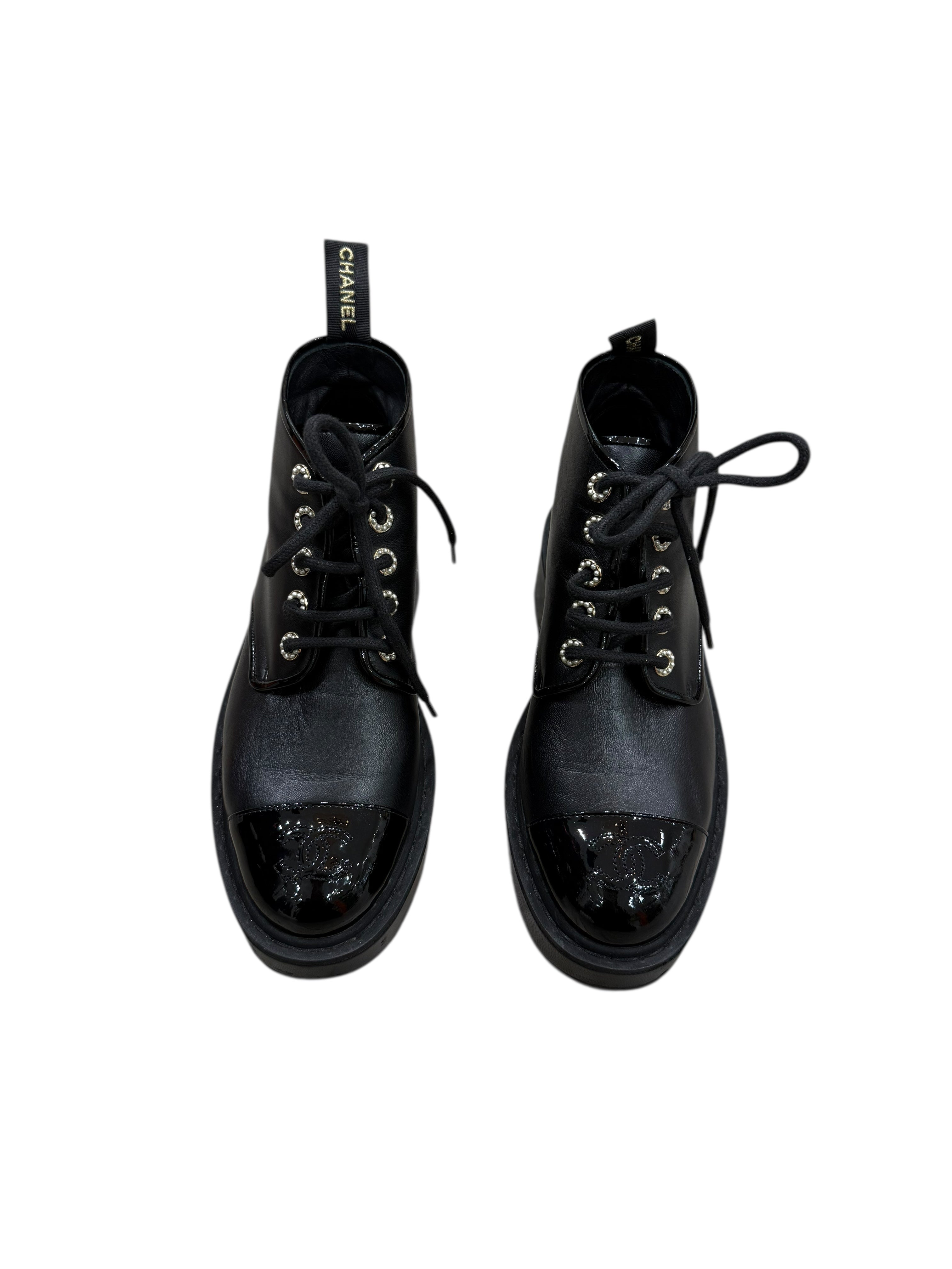 Chanel - Bottines en cuir à lacet, détail de perles sur les œillets T38,5