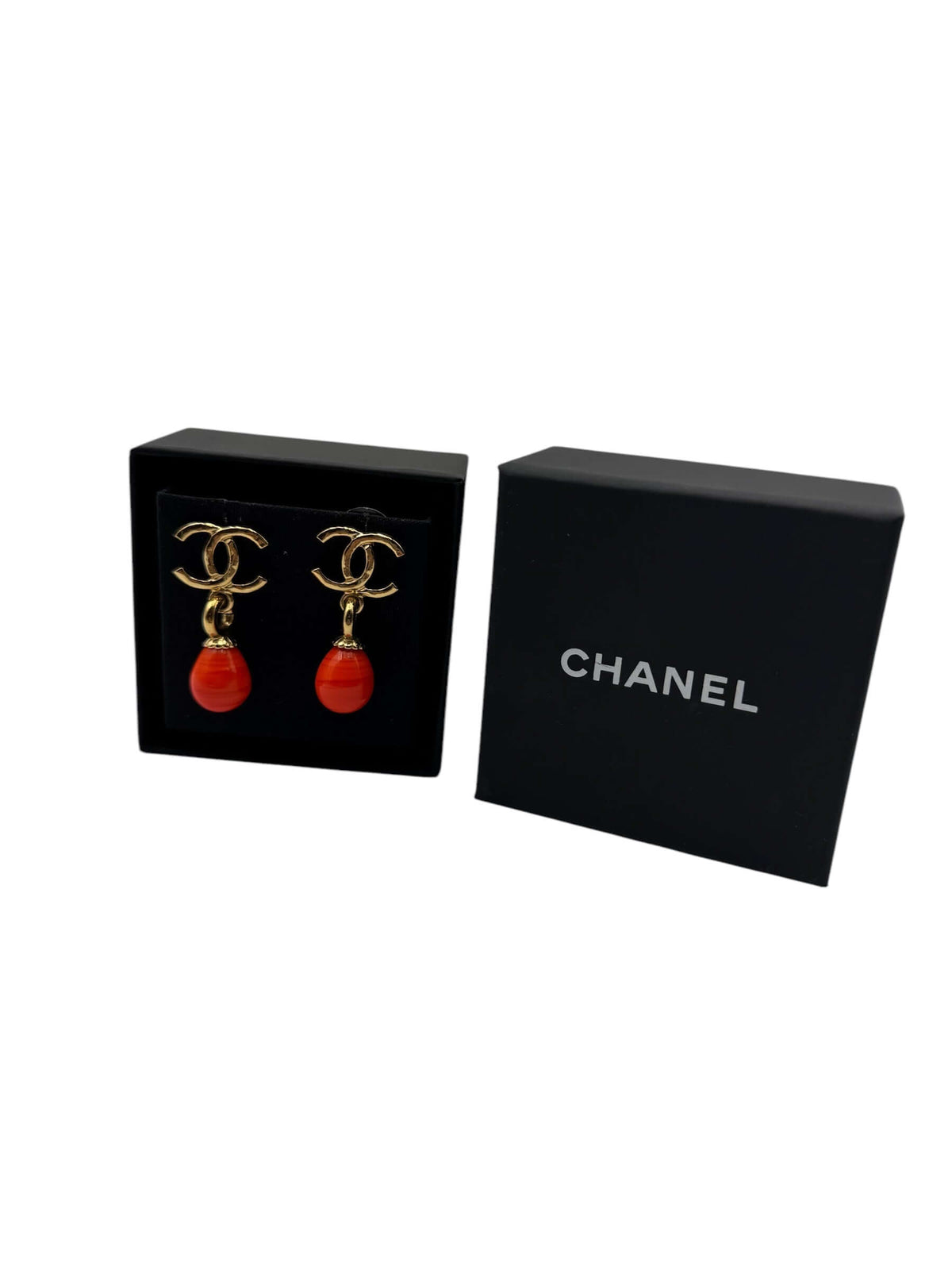 Chanel – Ohrhänger mit orangefarbenen Perlen