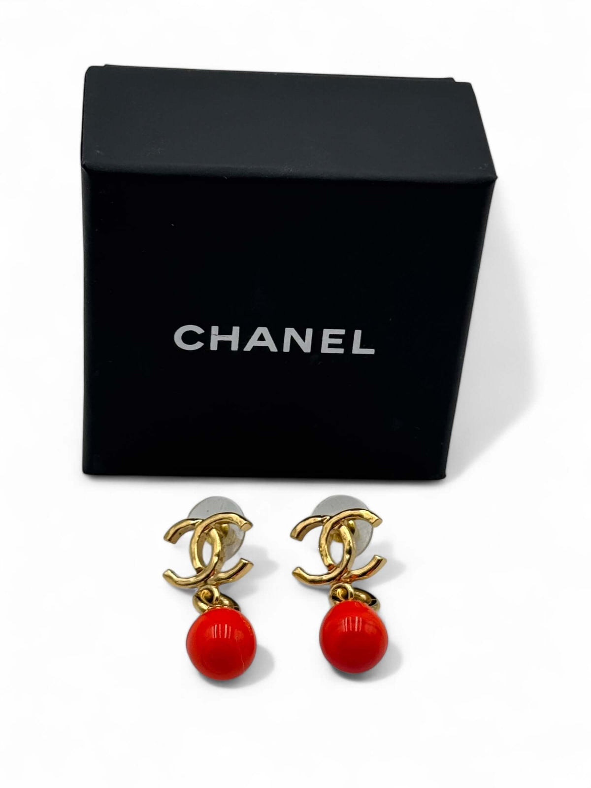 Chanel – Ohrhänger mit orangefarbenen Perlen