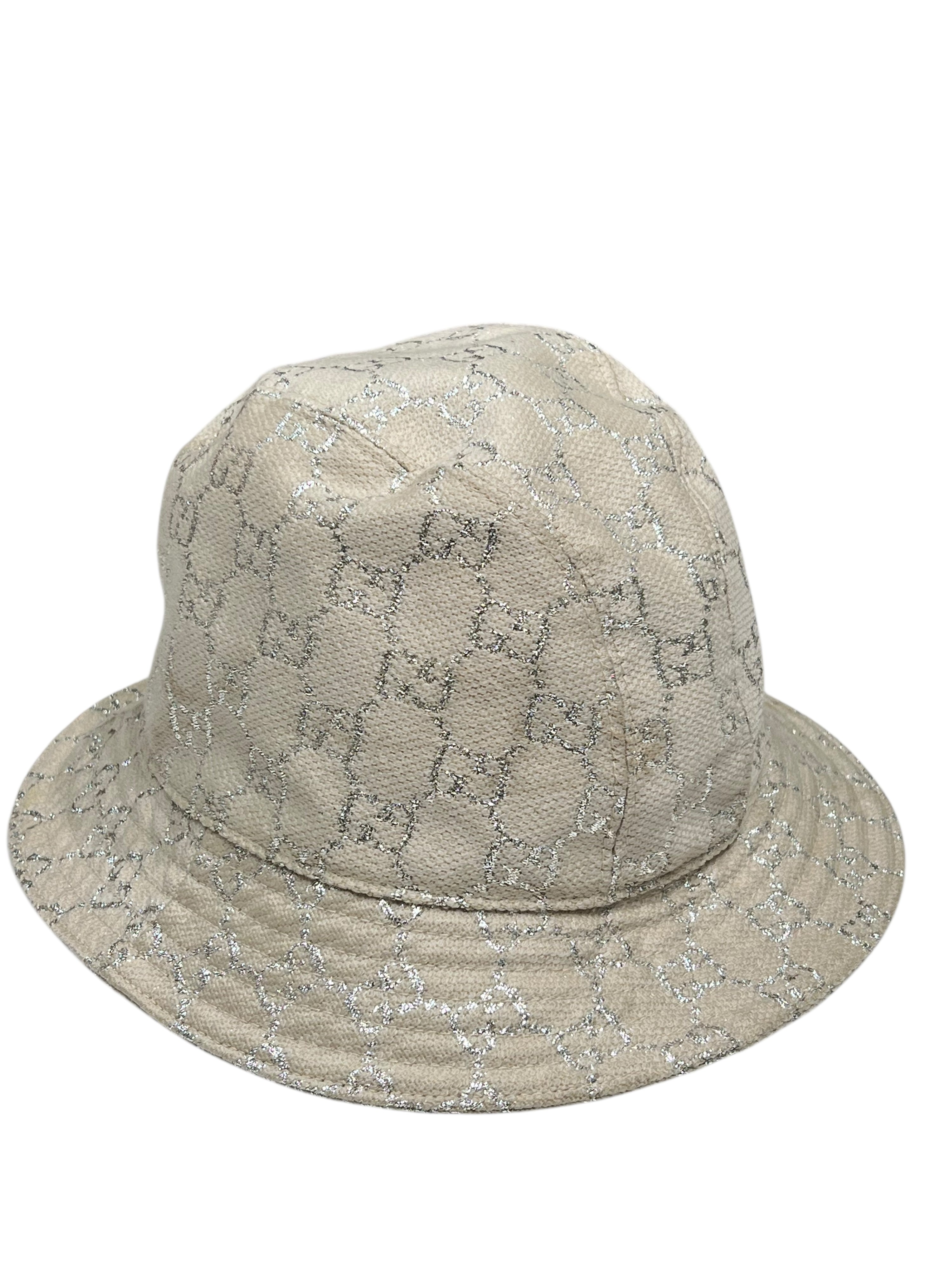 Gucci - Ecru-Fischerhut mit silbernem Monogramm TM