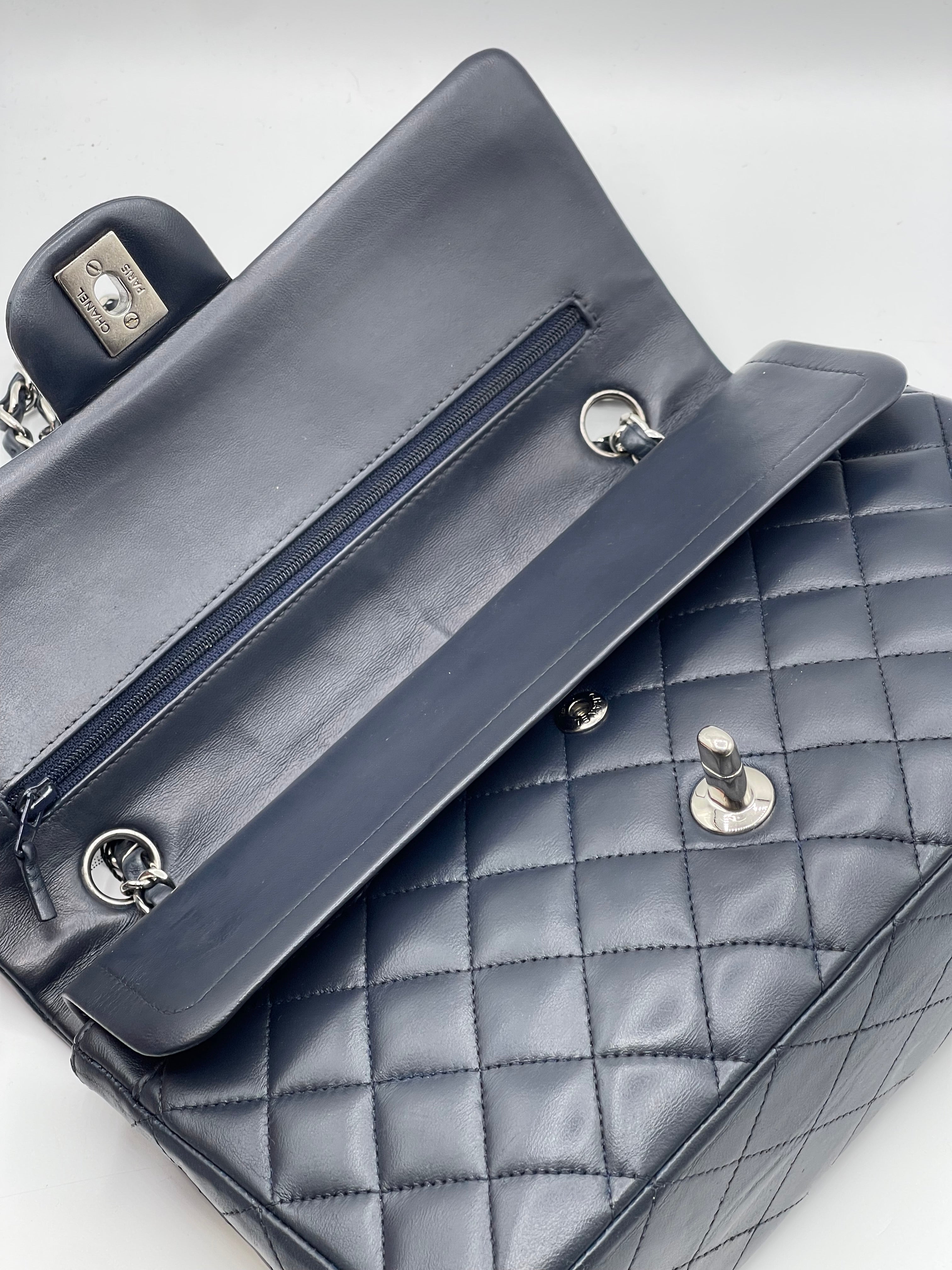 Chanel - Sac 11.12 classique timeless 25 bleu marine