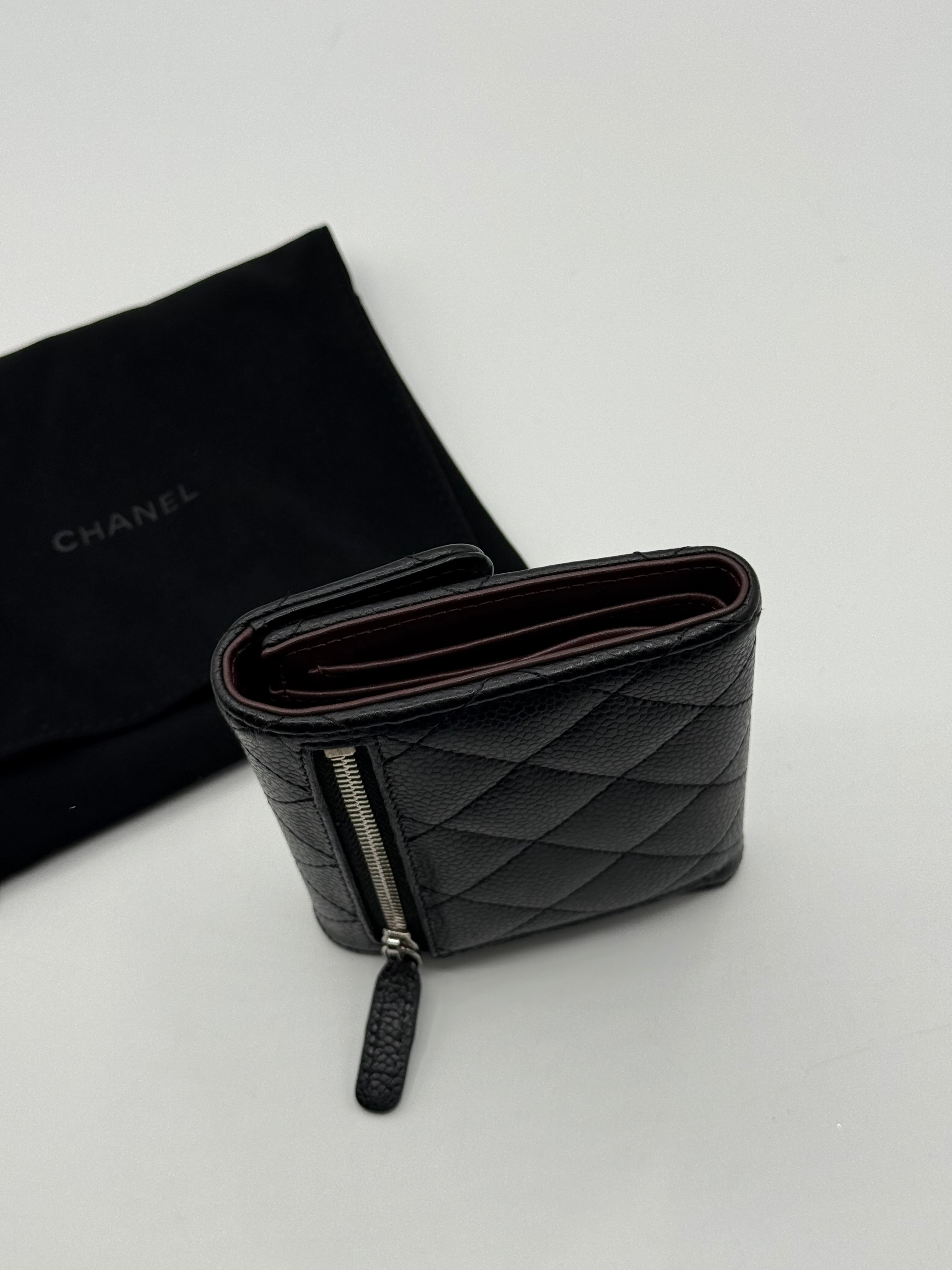 Chanel - Portefeuille à rabat PM caviar noir