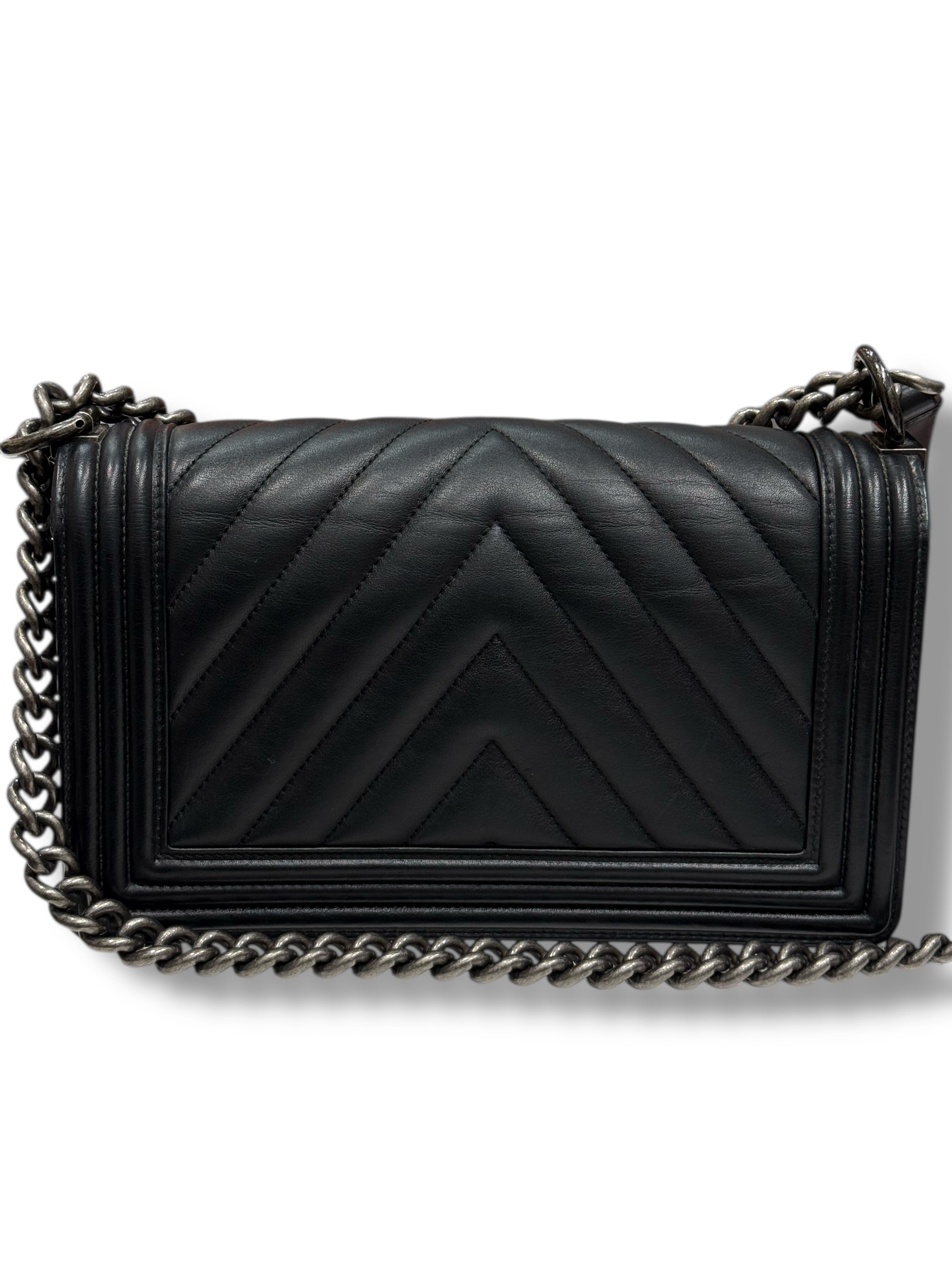 Chanel - Sac Boy classique chevron noir