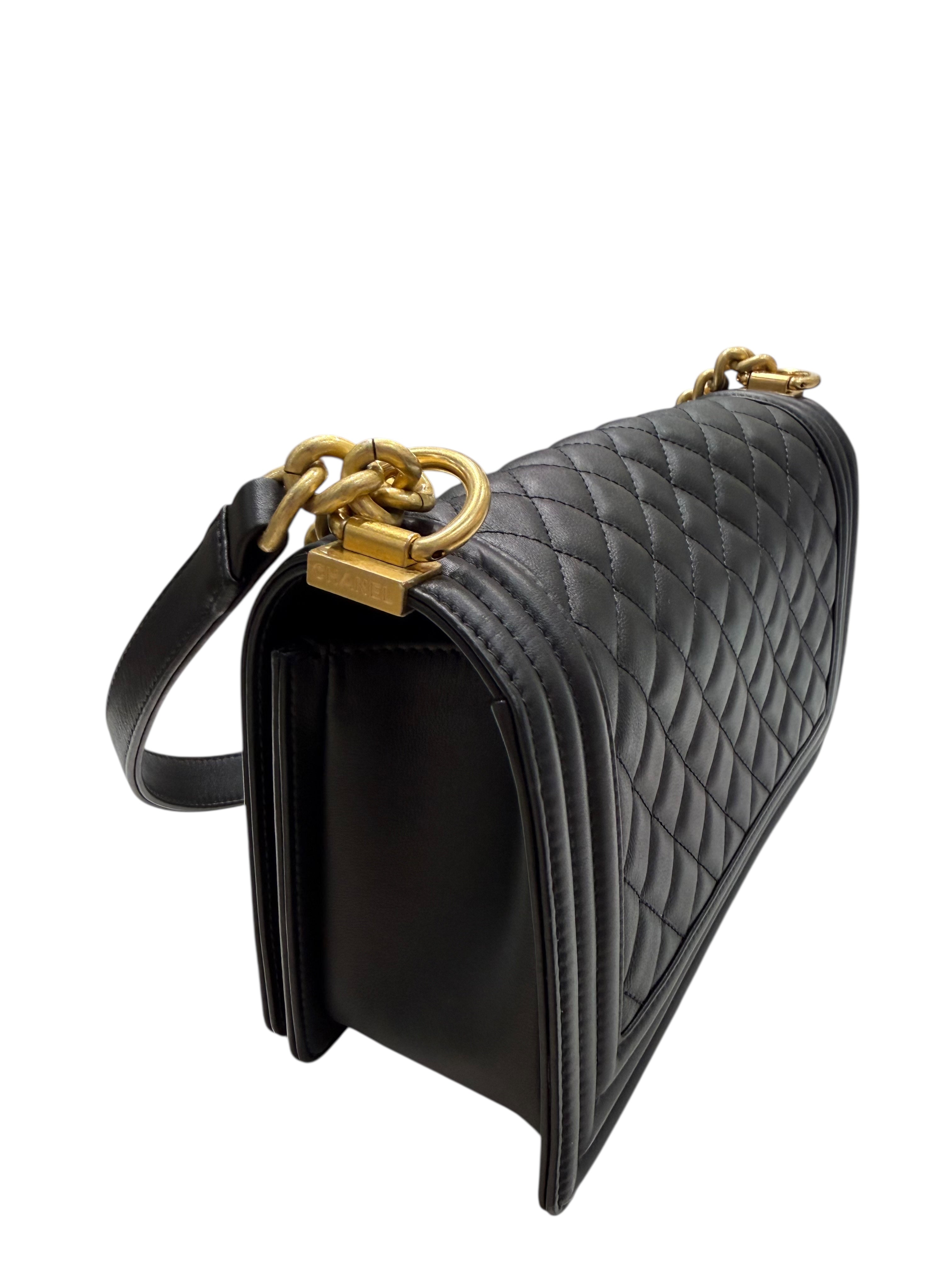Chanel - Sac Boy classique en cuir noir et finition dorée