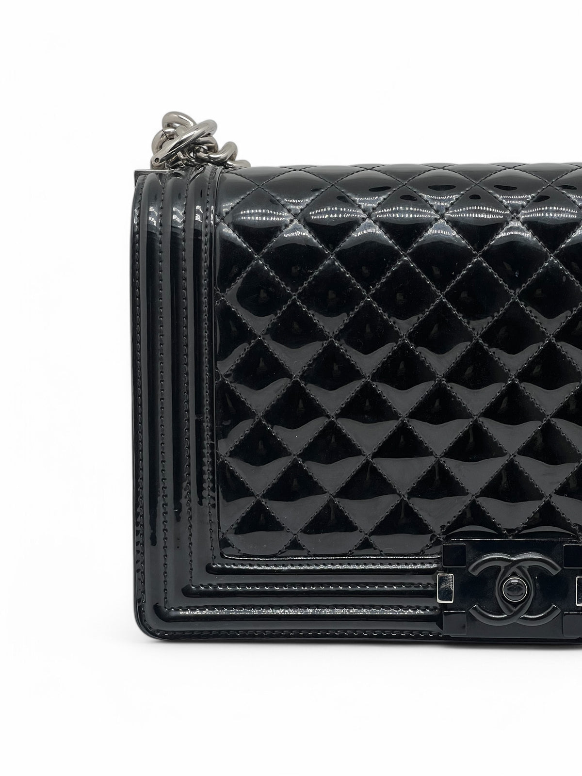 Chanel - Große Boy-Tasche aus lackiertem Leder