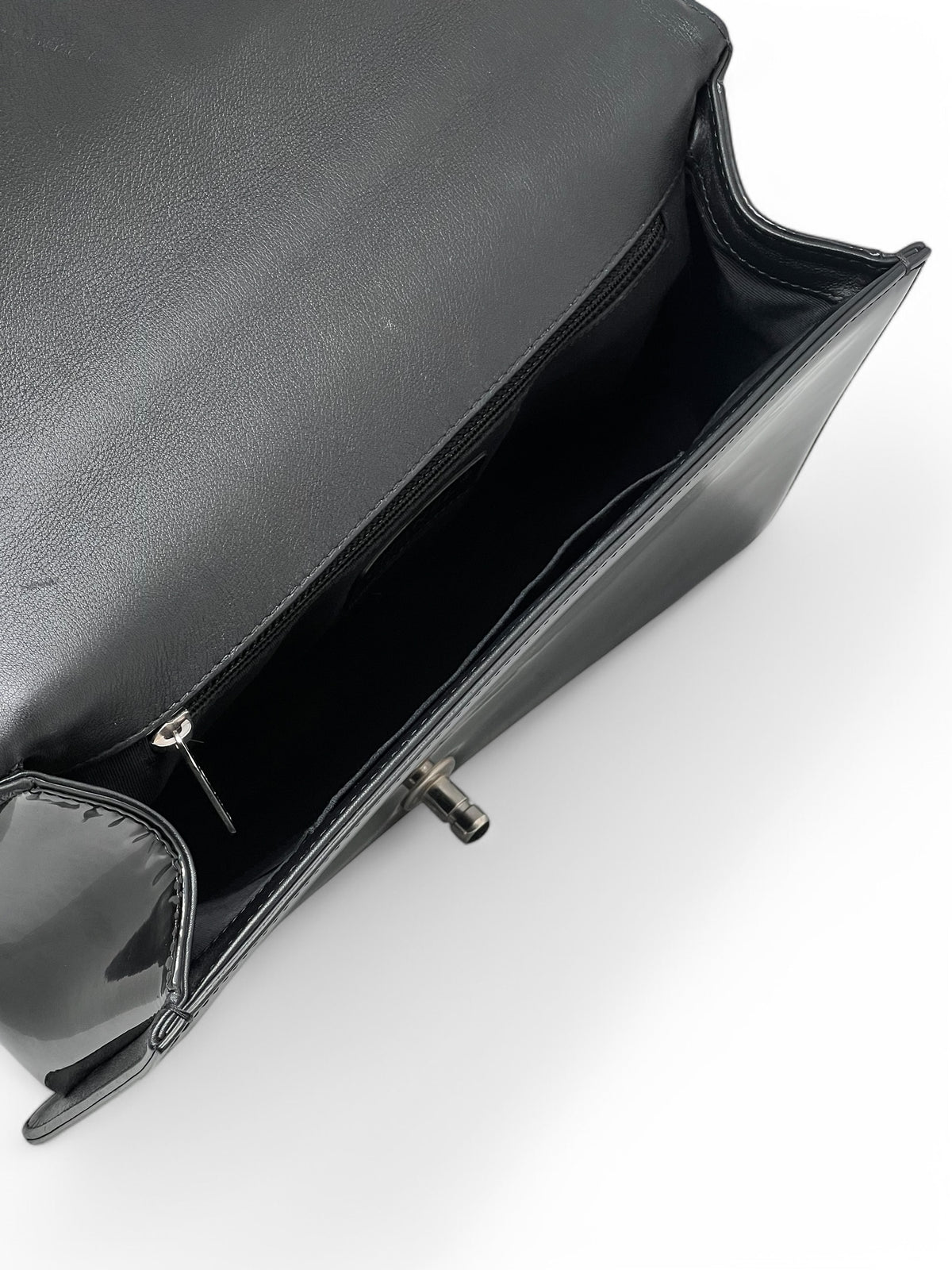 Chanel - Große Boy-Tasche aus lackiertem Leder
