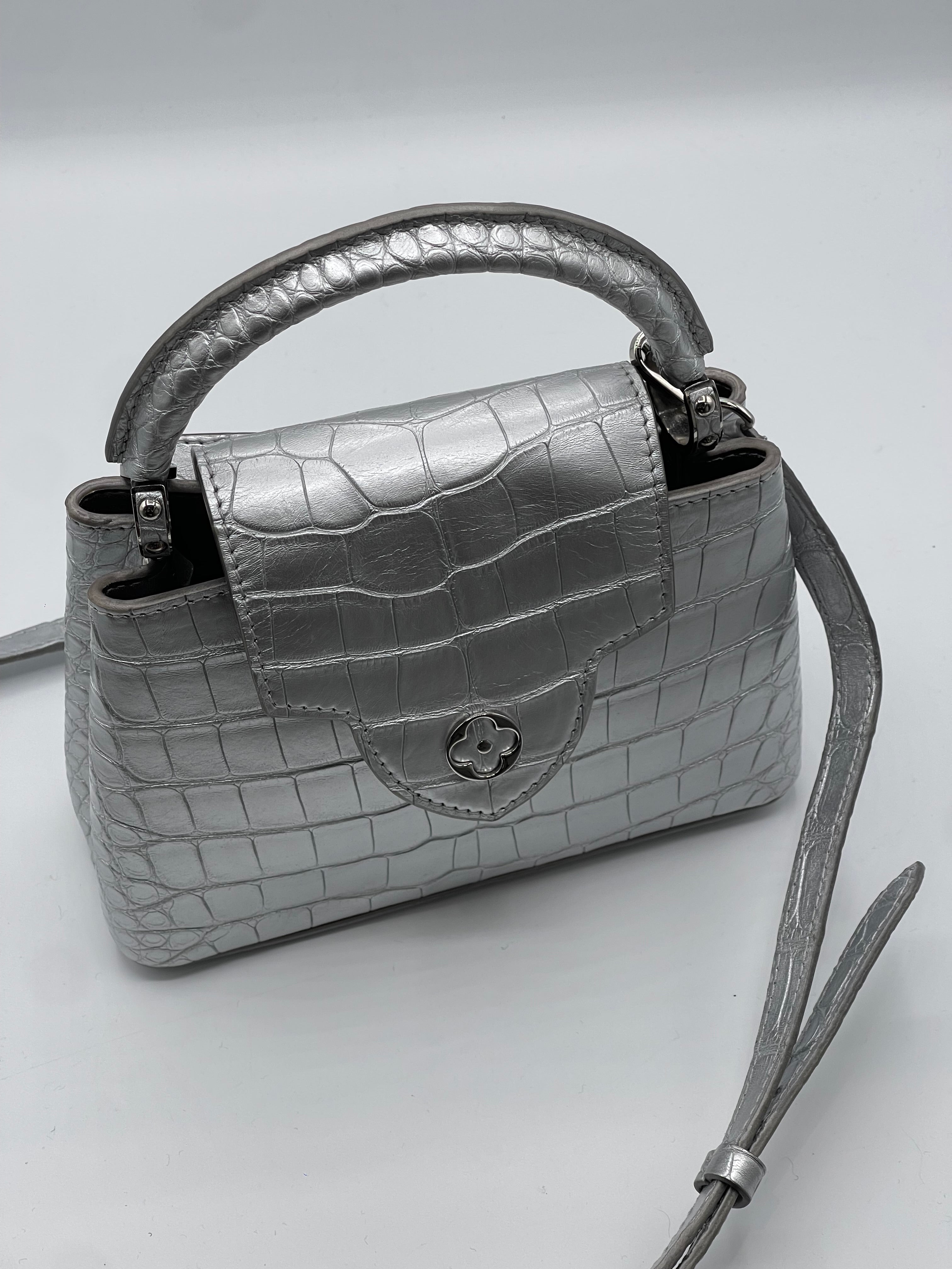 Louis Vuitton - Sac Capucines alligator Silver