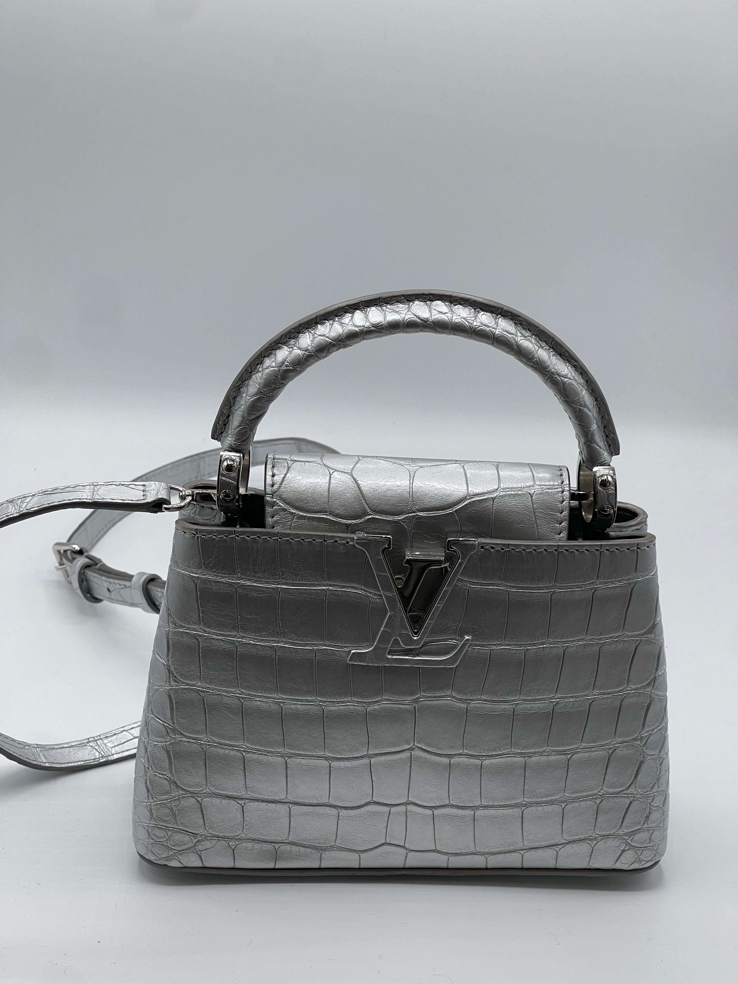 Louis Vuitton - Sac Capucines alligator Silver