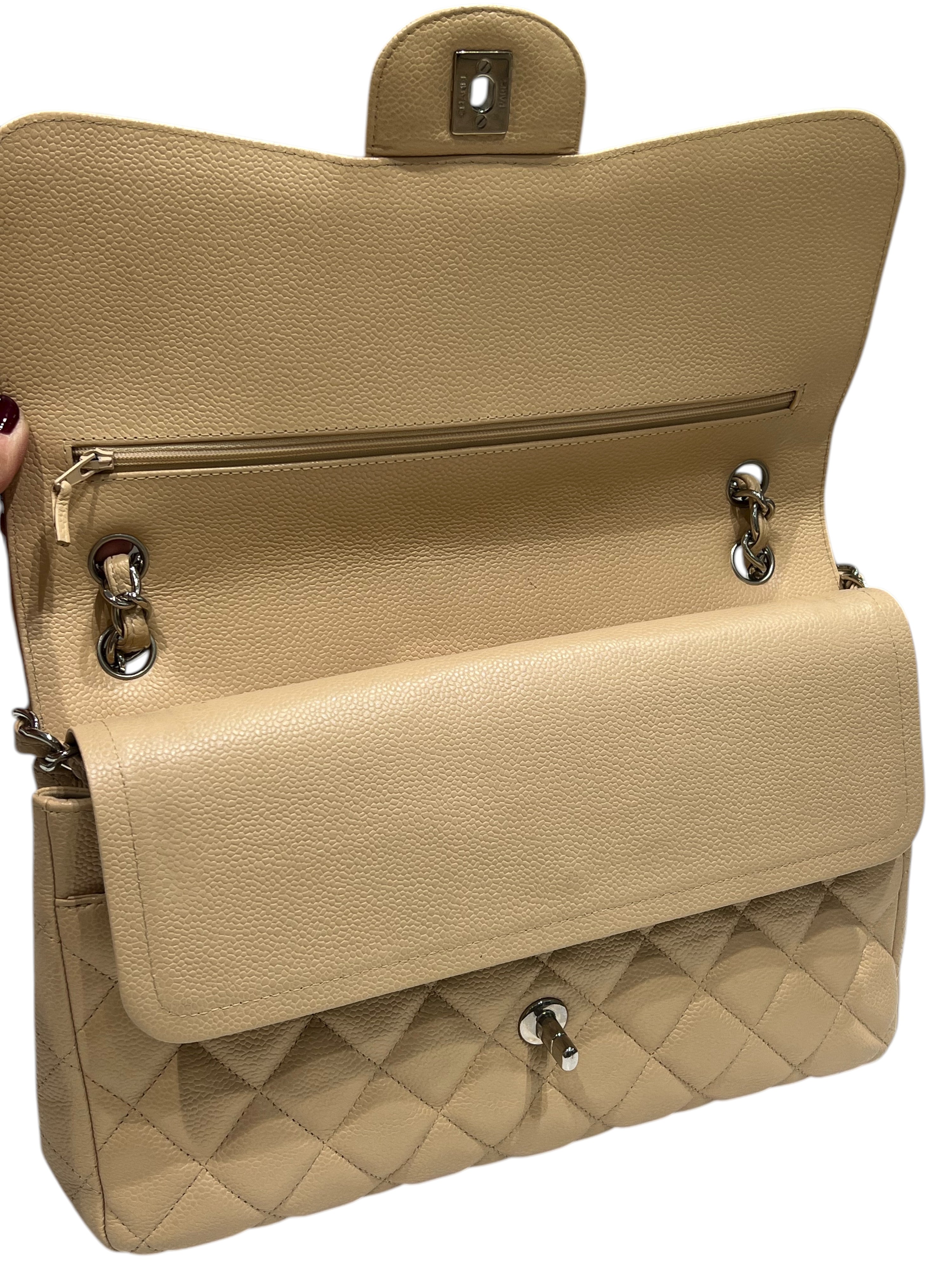 Chanel - Borsa jumbo in pelle martellata beige