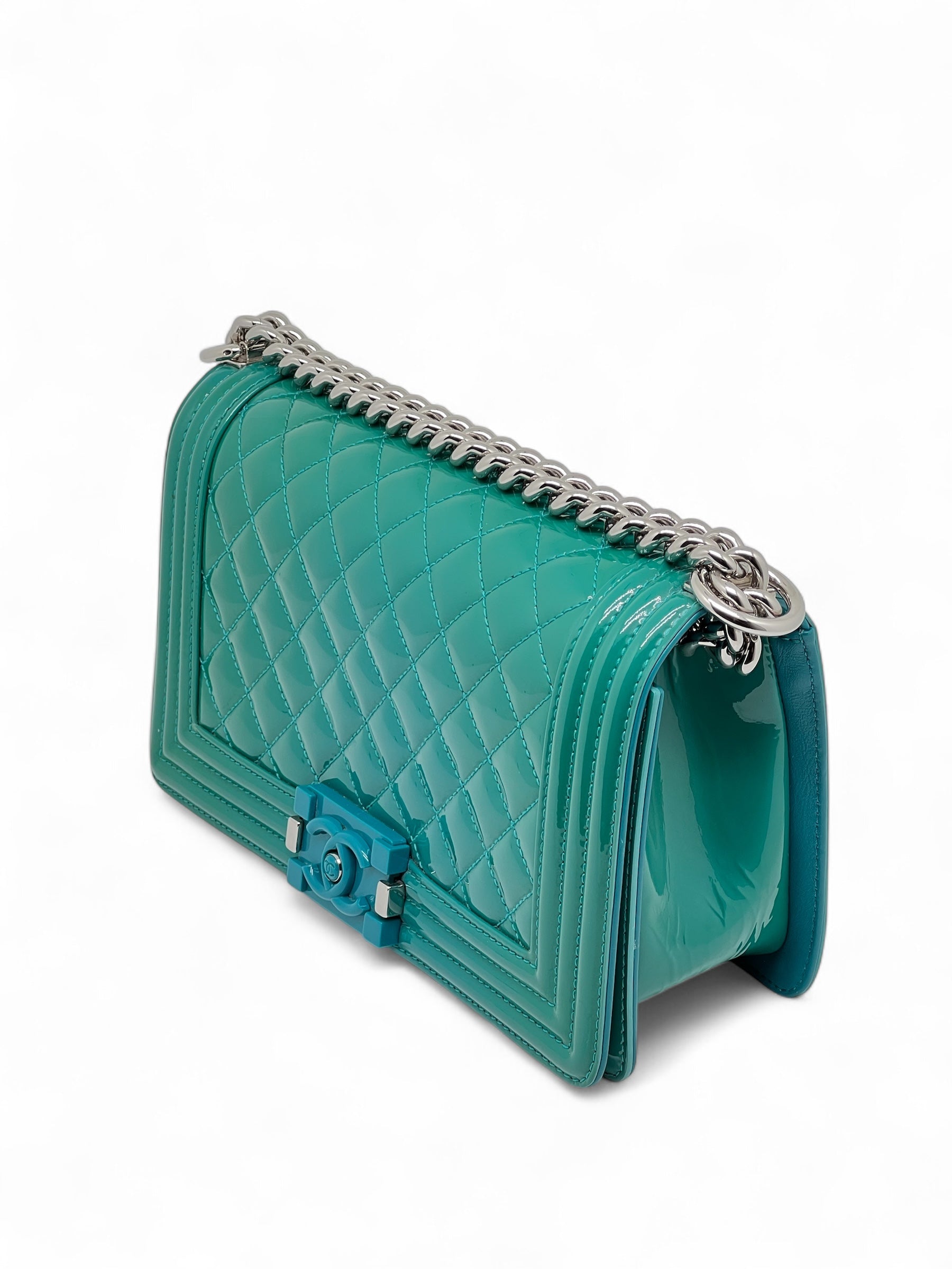 Chanel - Sac Boy en cuir verni
