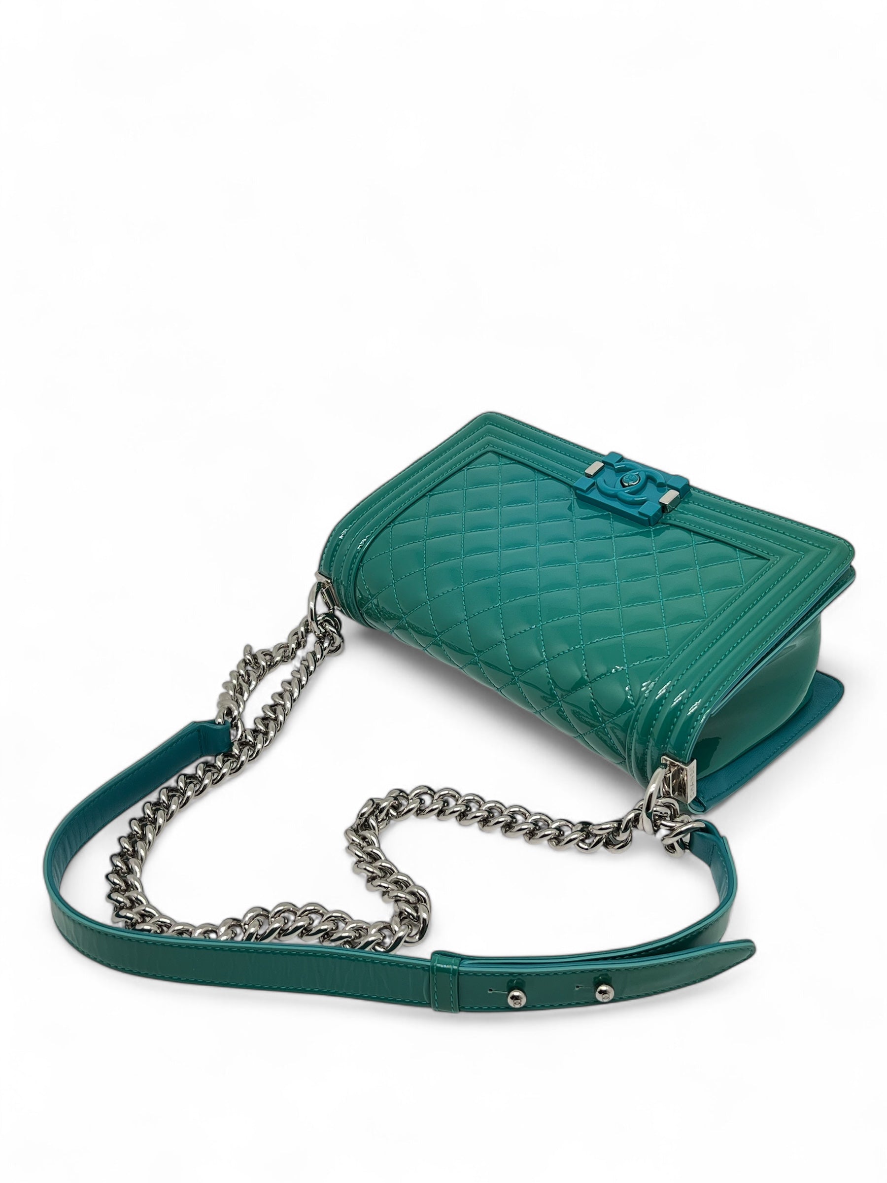 Chanel - Sac Boy en cuir verni
