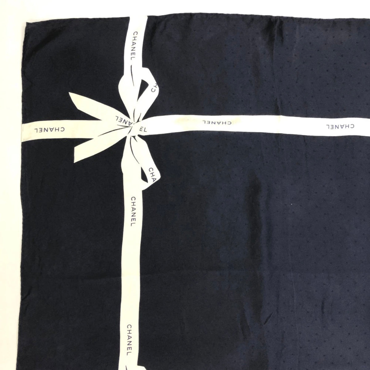Chanel - Tuch mit Knoten