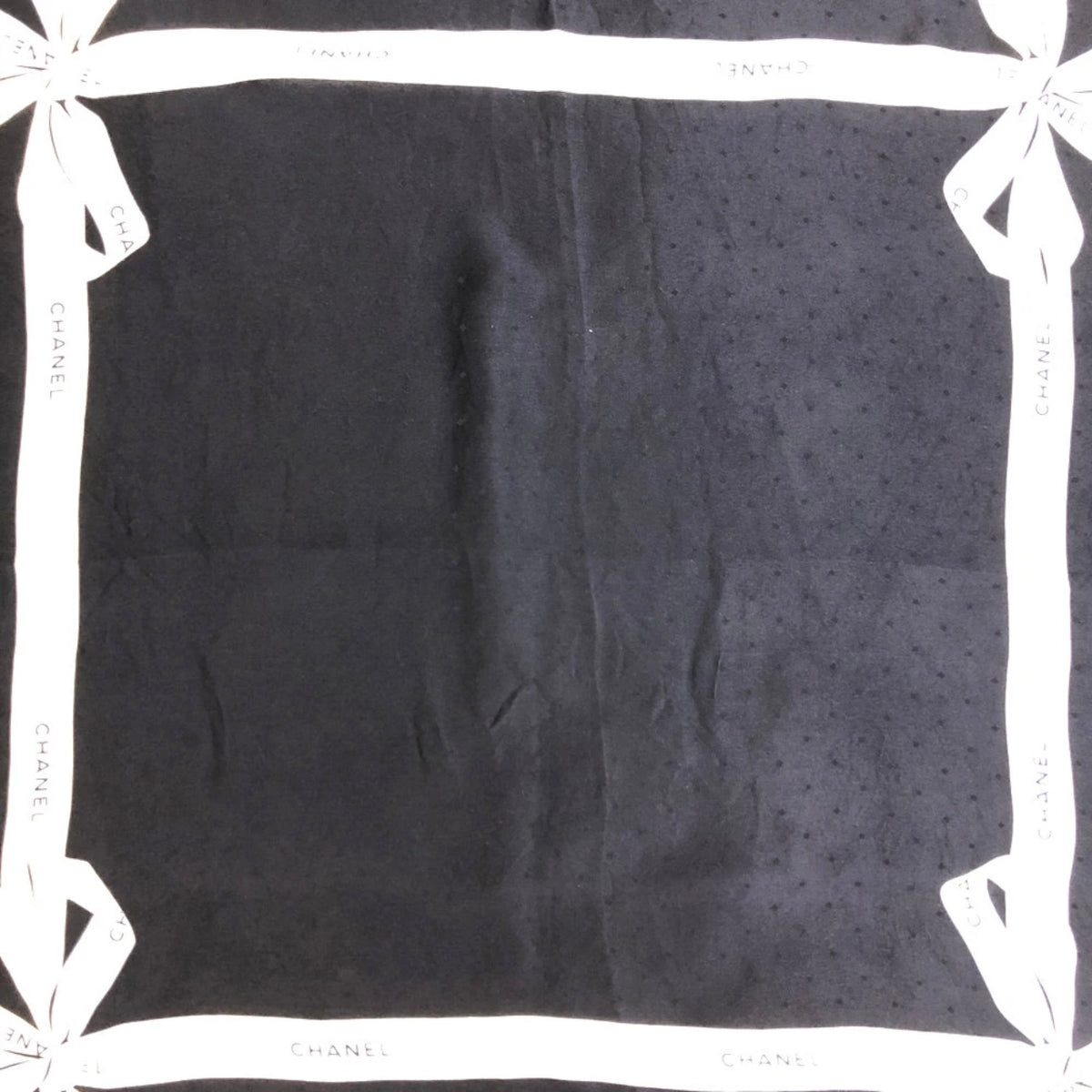 Chanel - Tuch mit Knoten
