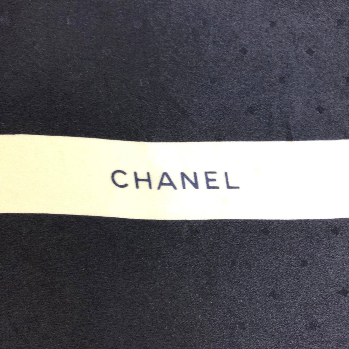 Chanel - Tuch mit Knoten