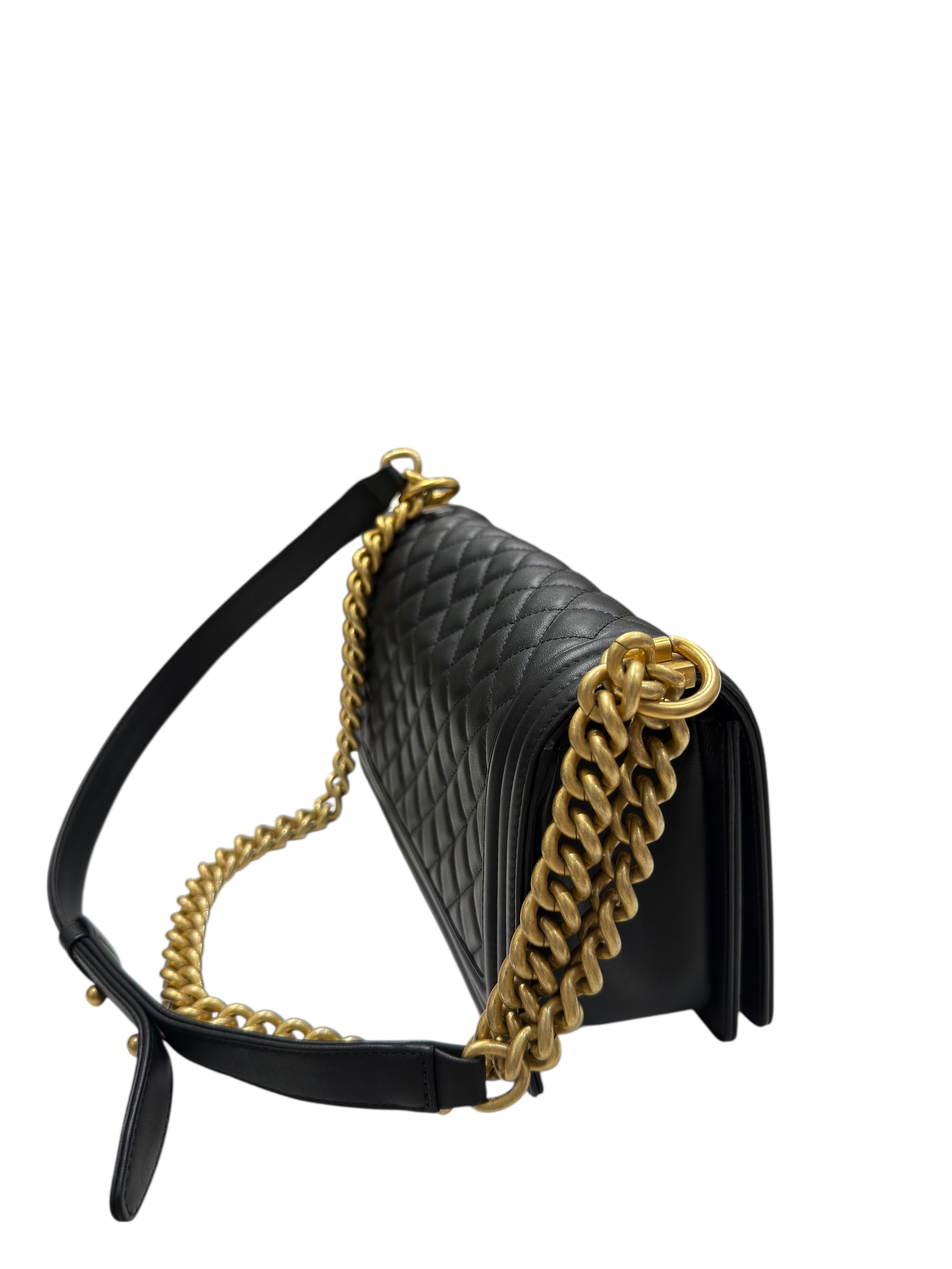 Chanel - Sac Boy classique en cuir noir et finition dorée