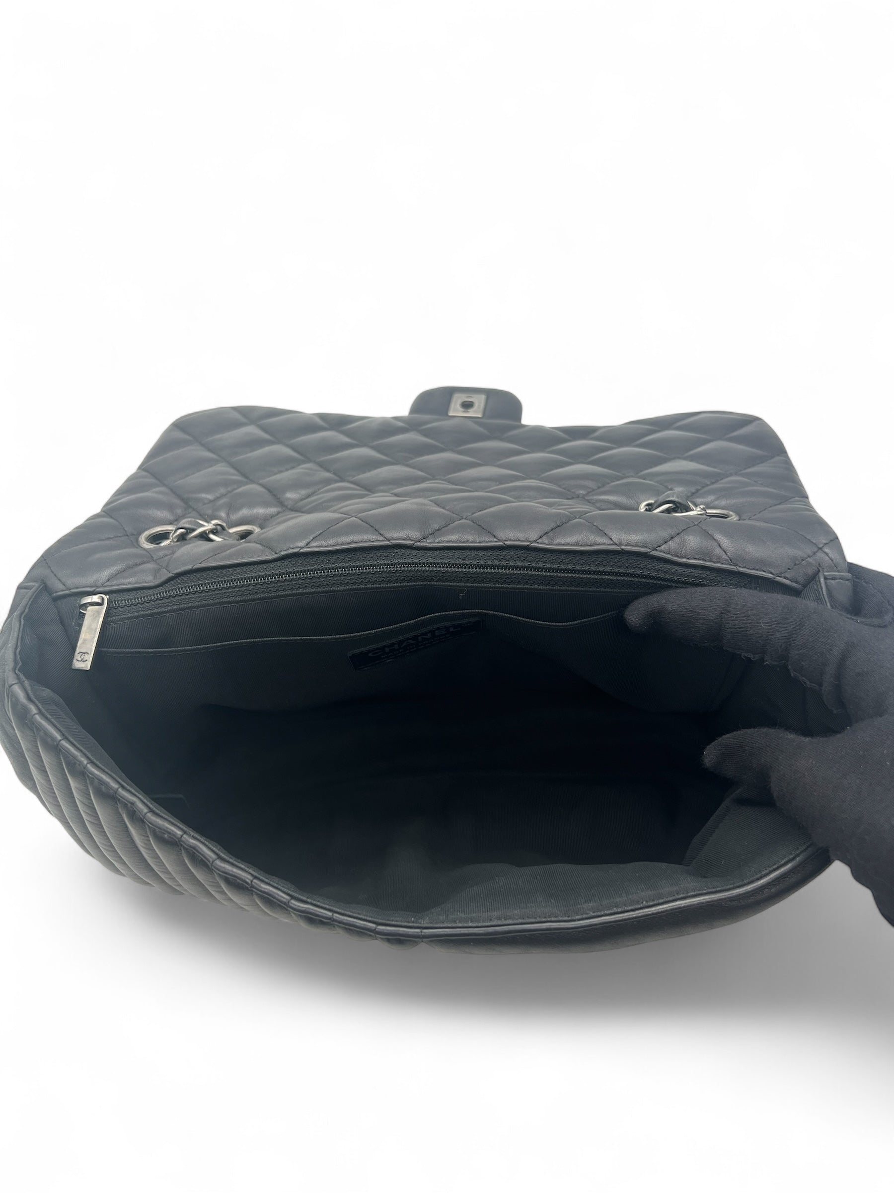 Chanel - Schwarze Umhängetasche mit Klappe