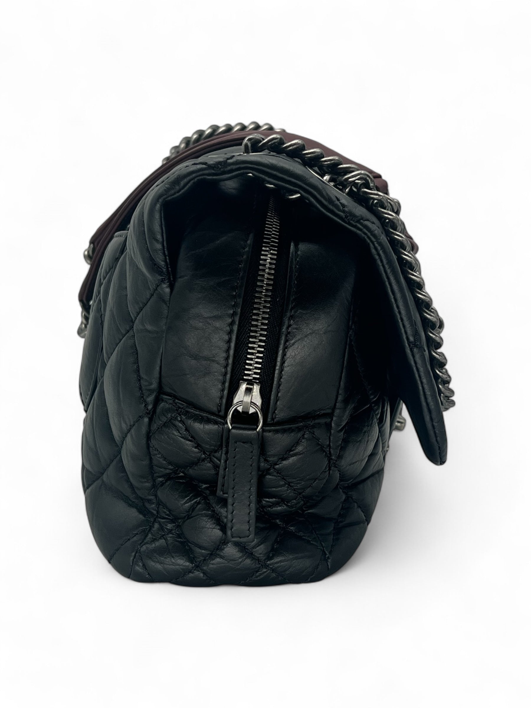 Chanel - Sac à rabat noir et bordeaux